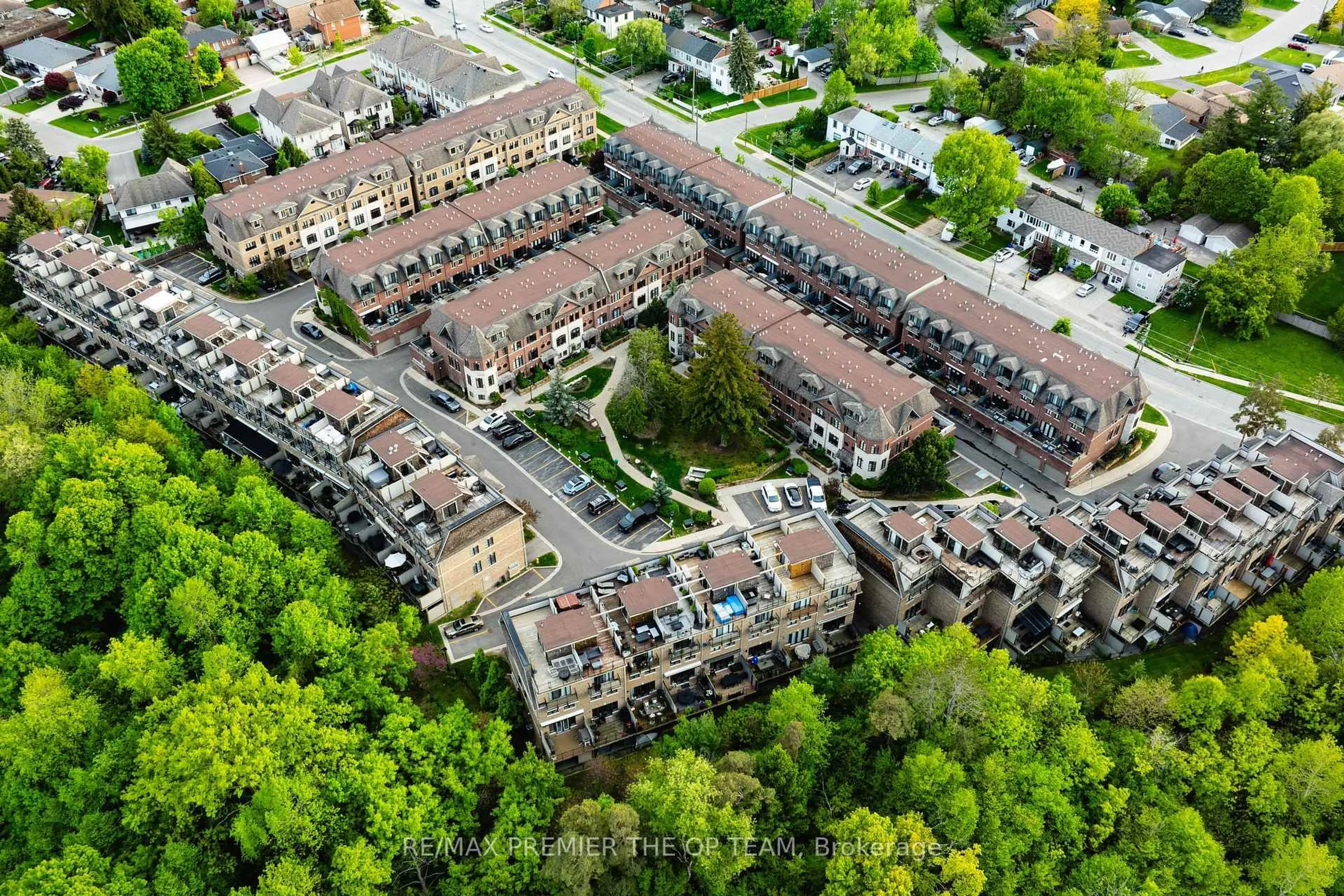 A pic from outside/outdoor area/front of a property/back of a property/a pic from drone, city buildings view from balcony for 8347 Kipling Ave #4, Vaughan Ontario L7C 1P3