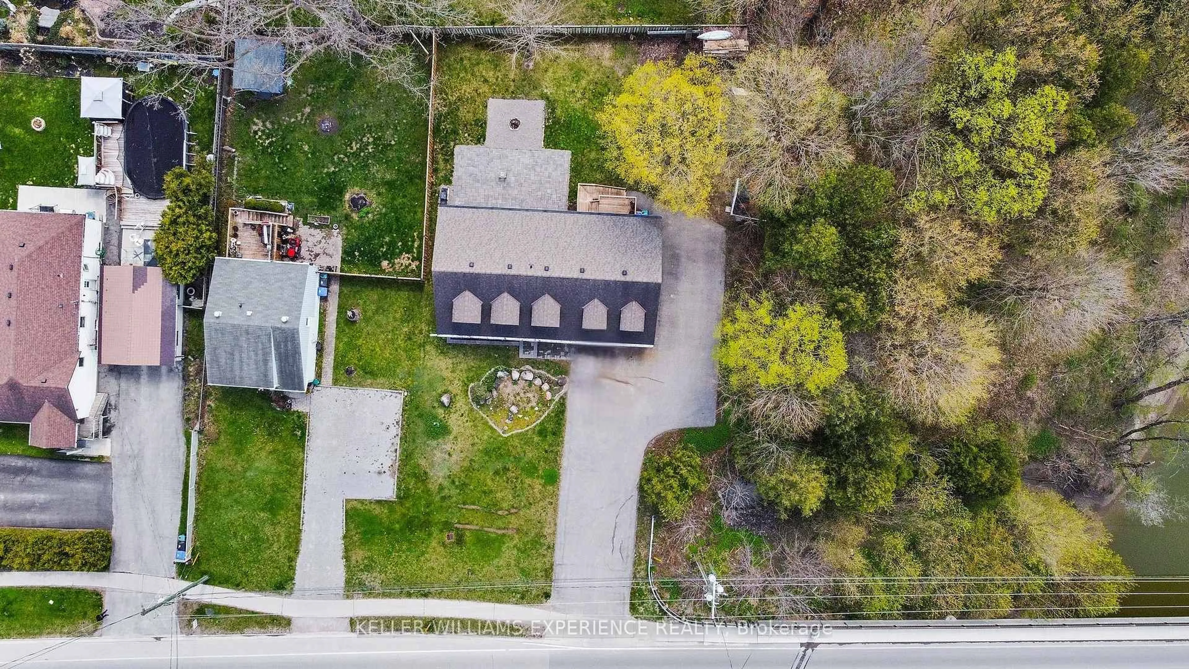 A pic from outside/outdoor area/front of a property/back of a property/a pic from drone, street for 190 Centre St, Essa Ontario L0M 1B0