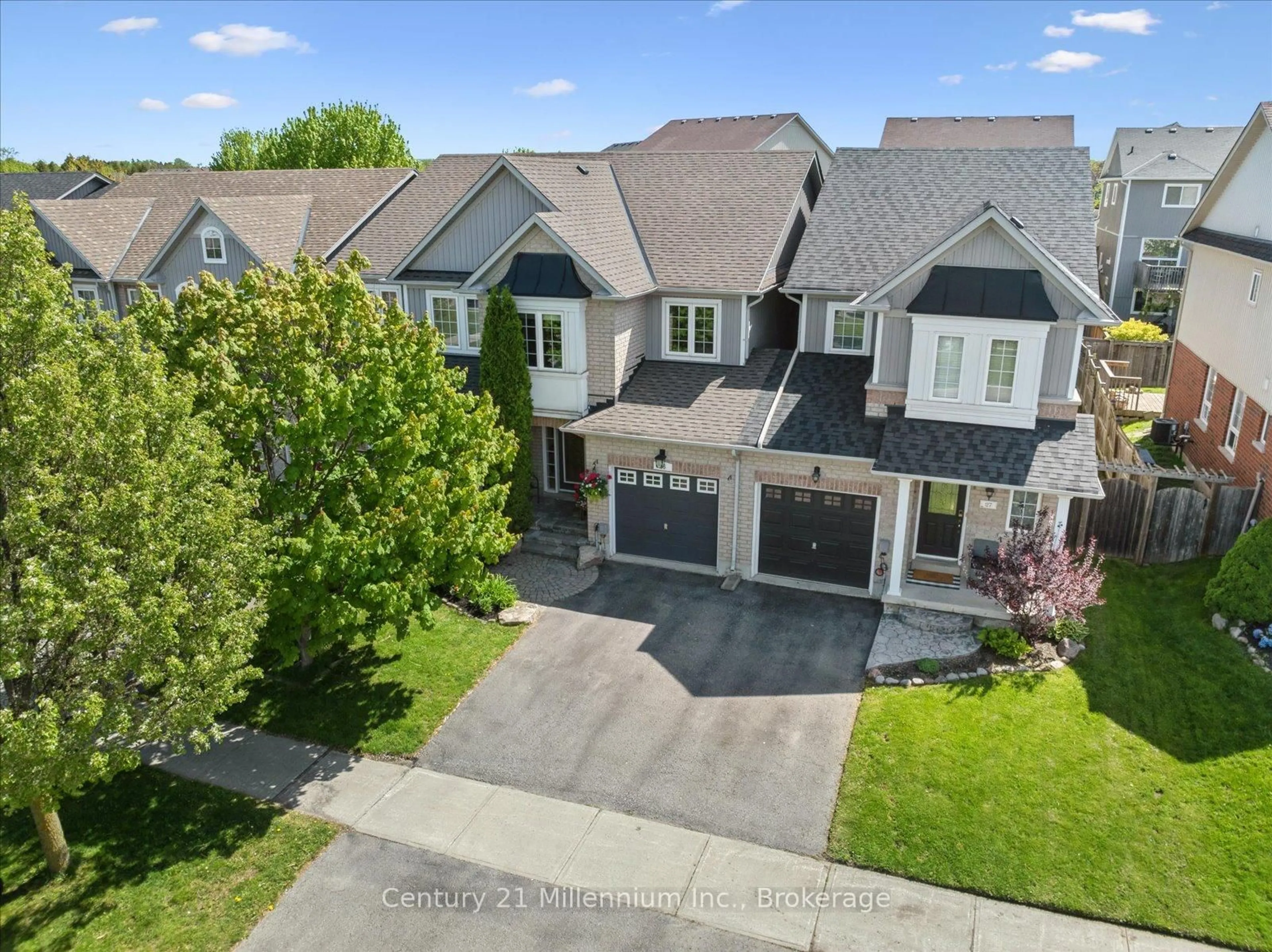 A pic from outside/outdoor area/front of a property/back of a property/a pic from drone, street for 25 Hammill Hts, East Gwillimbury Ontario L0G 1M0