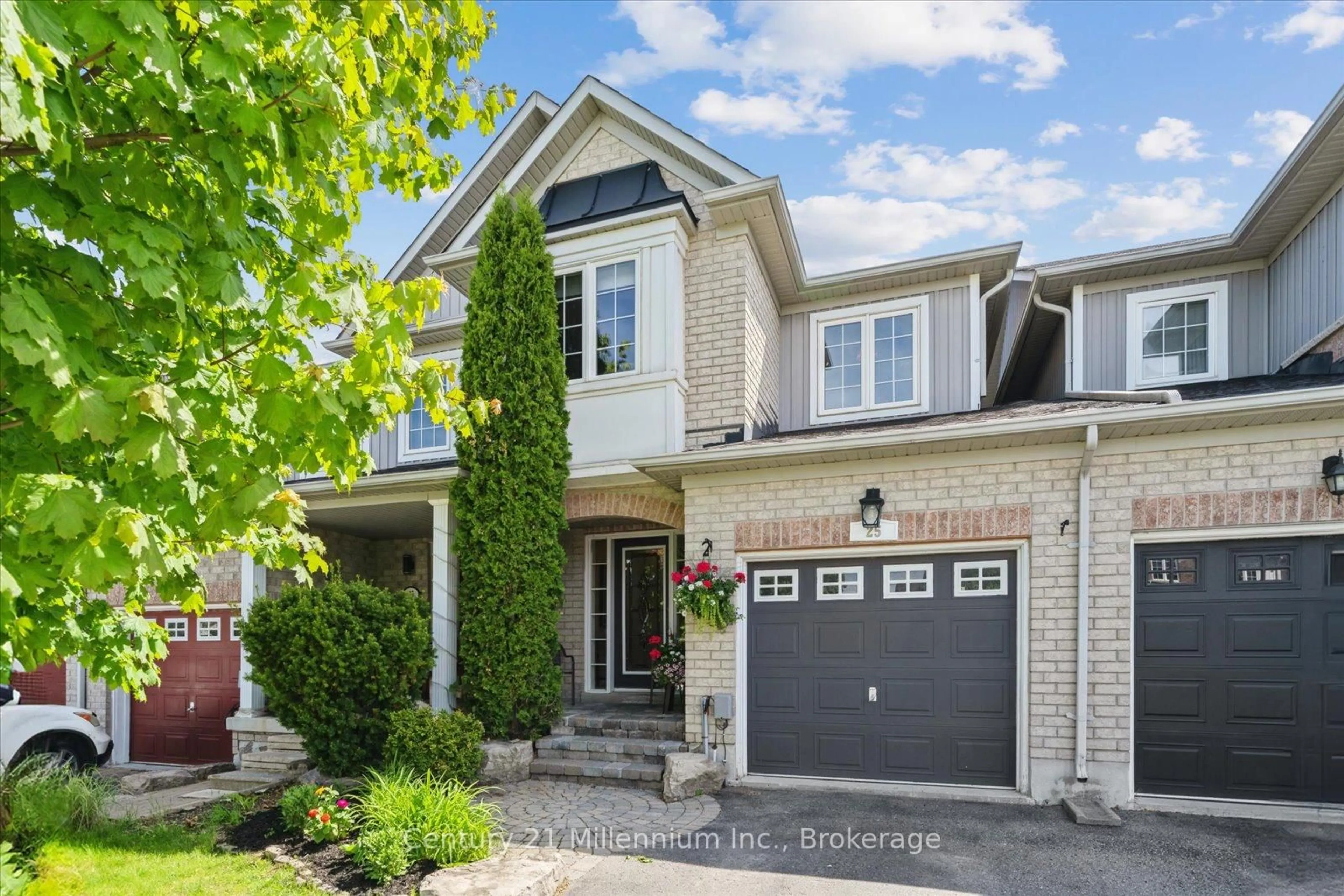 Home with brick exterior material, street for 25 Hammill Hts, East Gwillimbury Ontario L0G 1M0