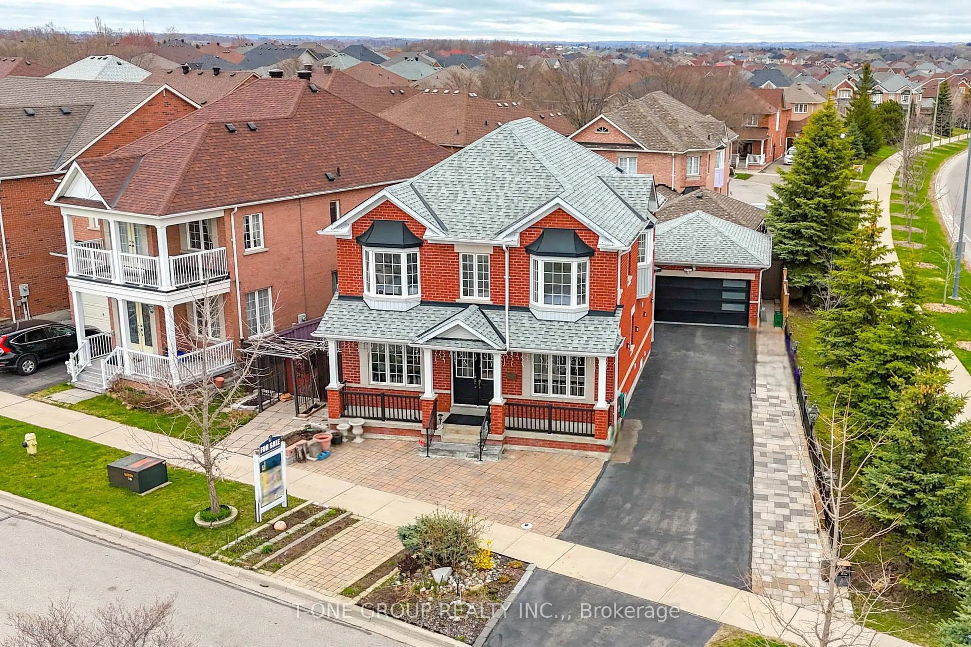 A pic from outside/outdoor area/front of a property/back of a property/a pic from drone, street for 28 Misty Crt, Markham Ontario L6E 1K9