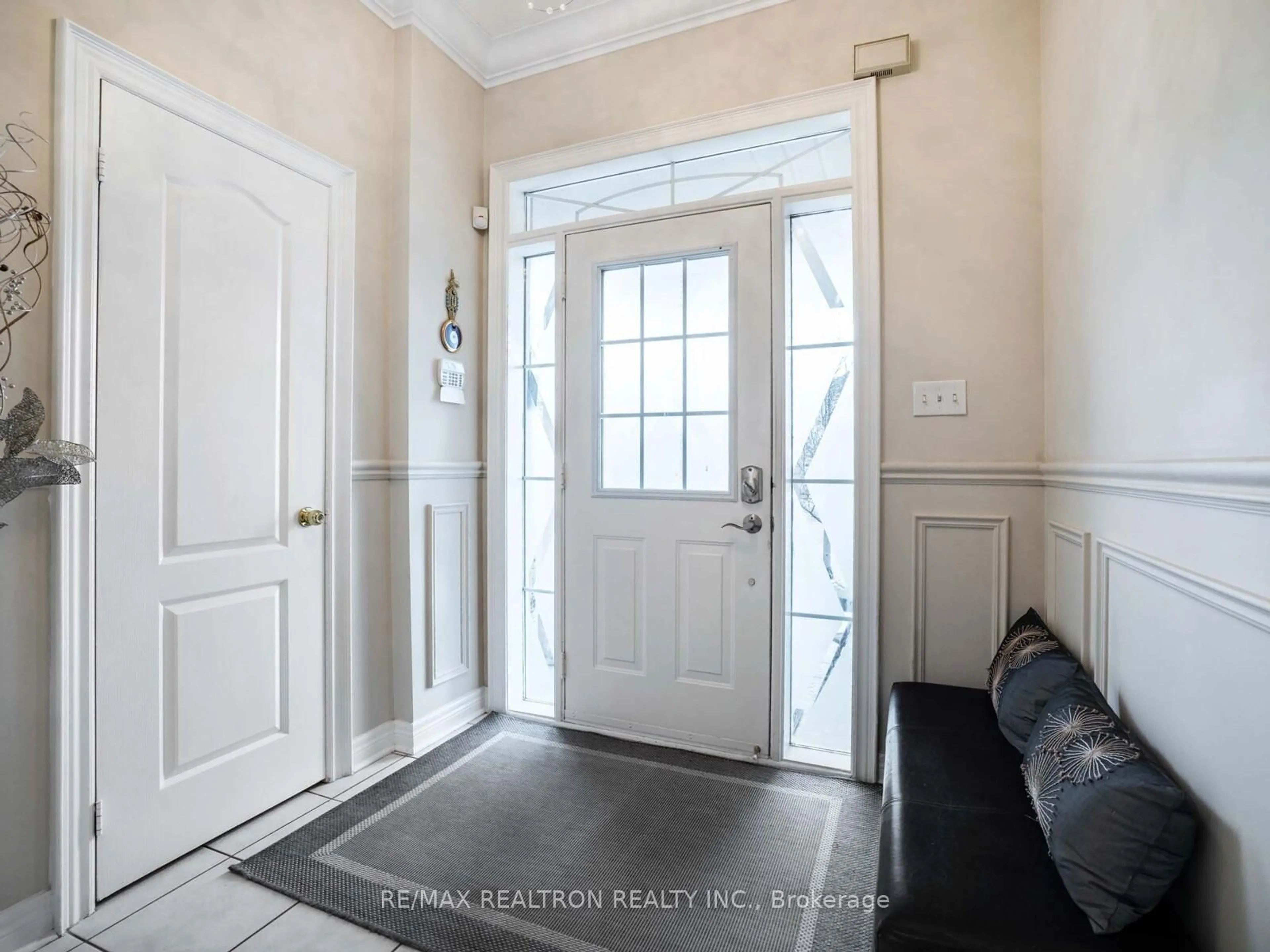 Indoor entryway for 54 Daphnia Dr, Vaughan Ontario L4J 8X4
