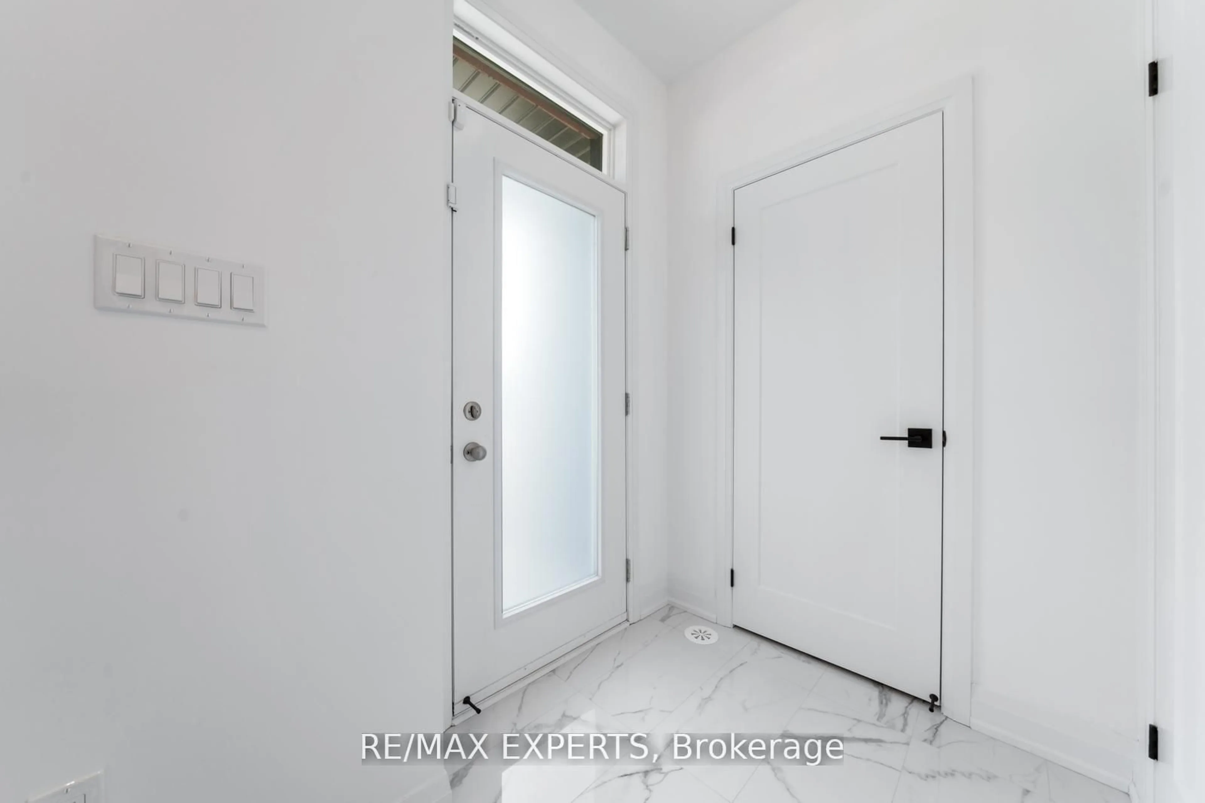 Indoor entryway for 13 Shatner Turnabout Cres, Vaughan Ontario L4L 0M4