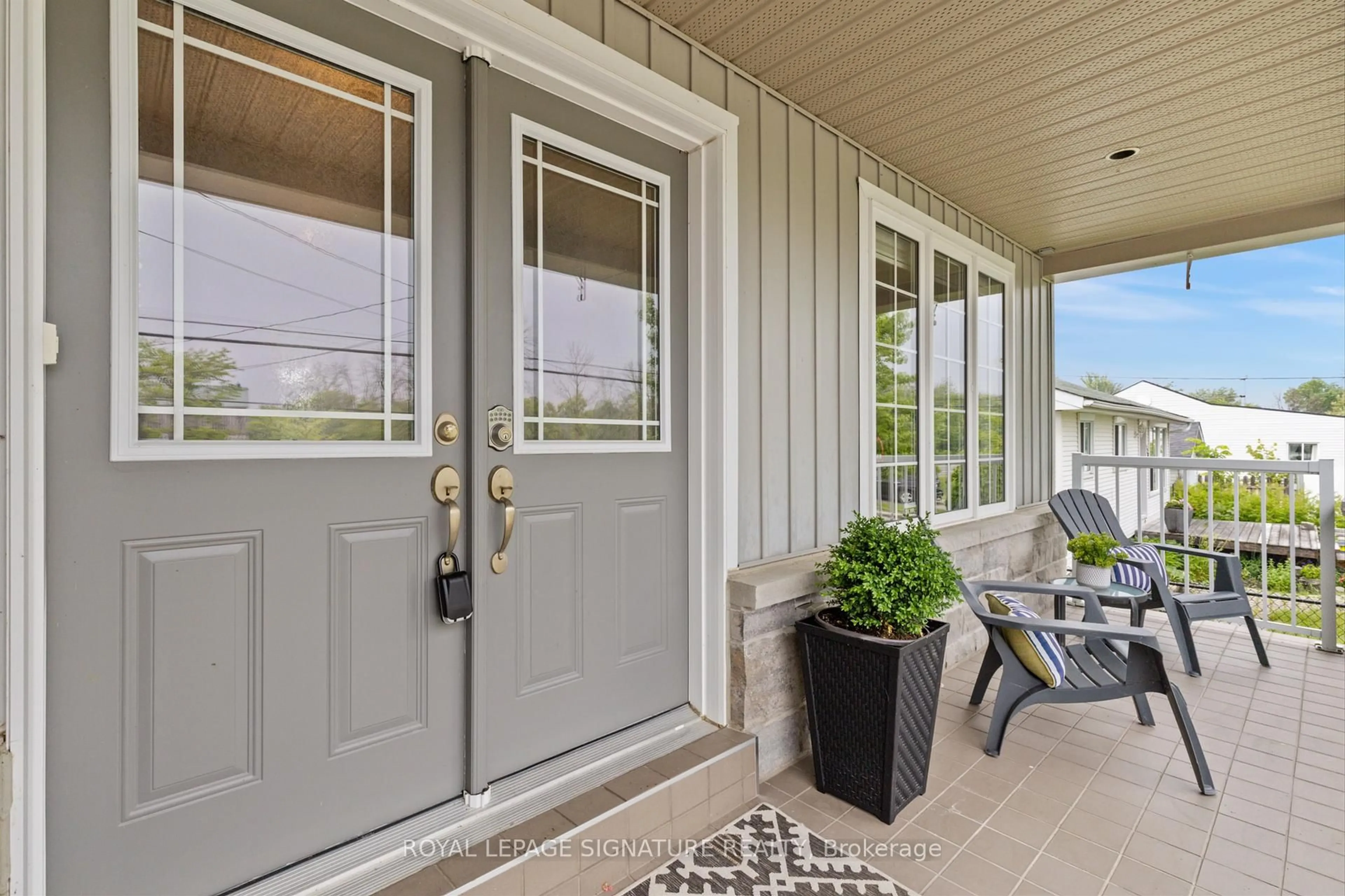 Indoor entryway for 1668 Metro Rd, Georgina Ontario L0E 1S0
