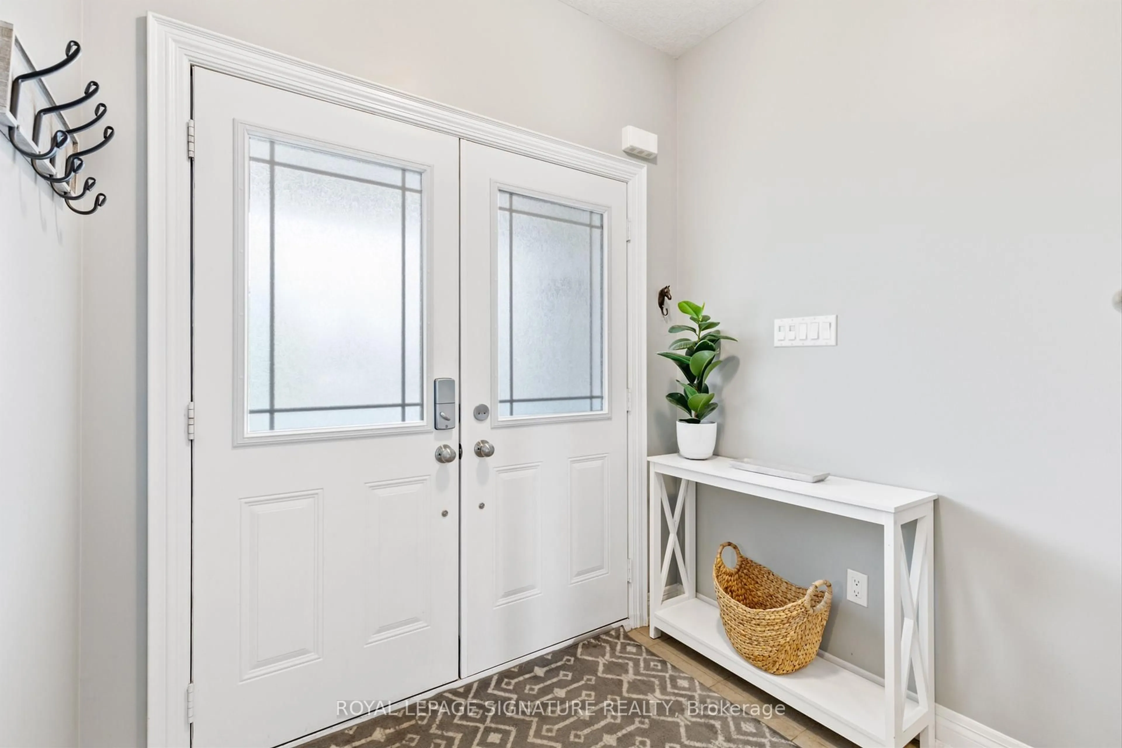 Indoor entryway for 1668 Metro Rd, Georgina Ontario L0E 1S0