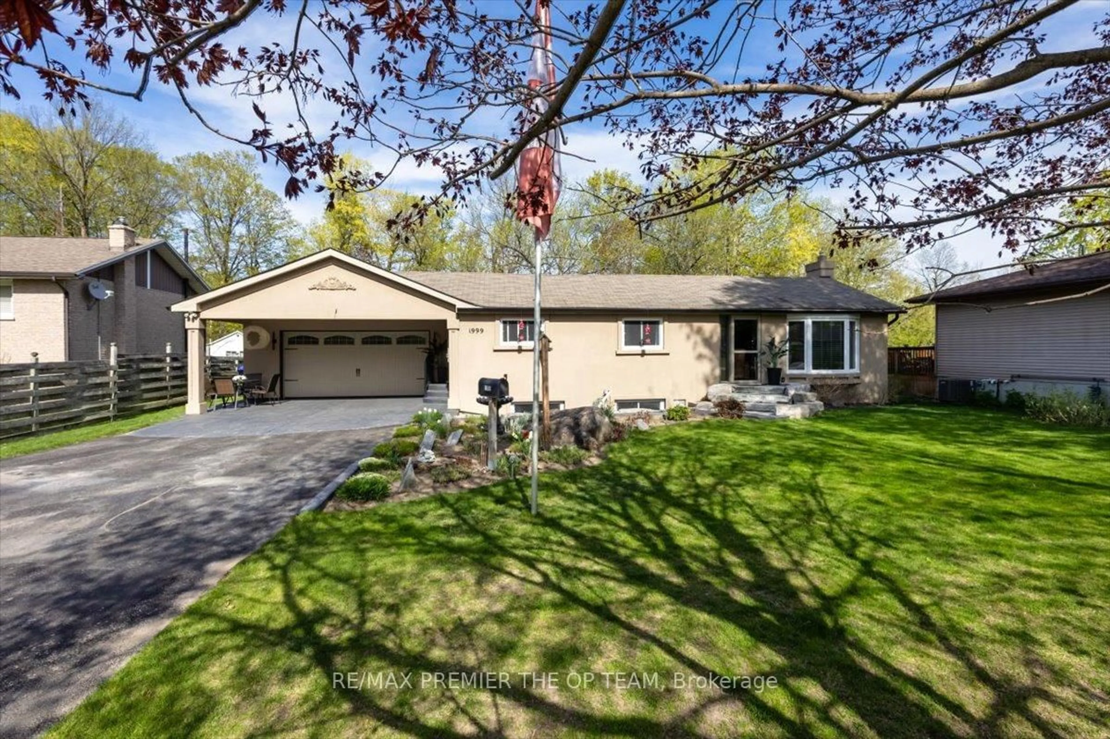Home with vinyl exterior material, street for 1999 Mountbatten Ave, Innisfil Ontario L9S 1T6