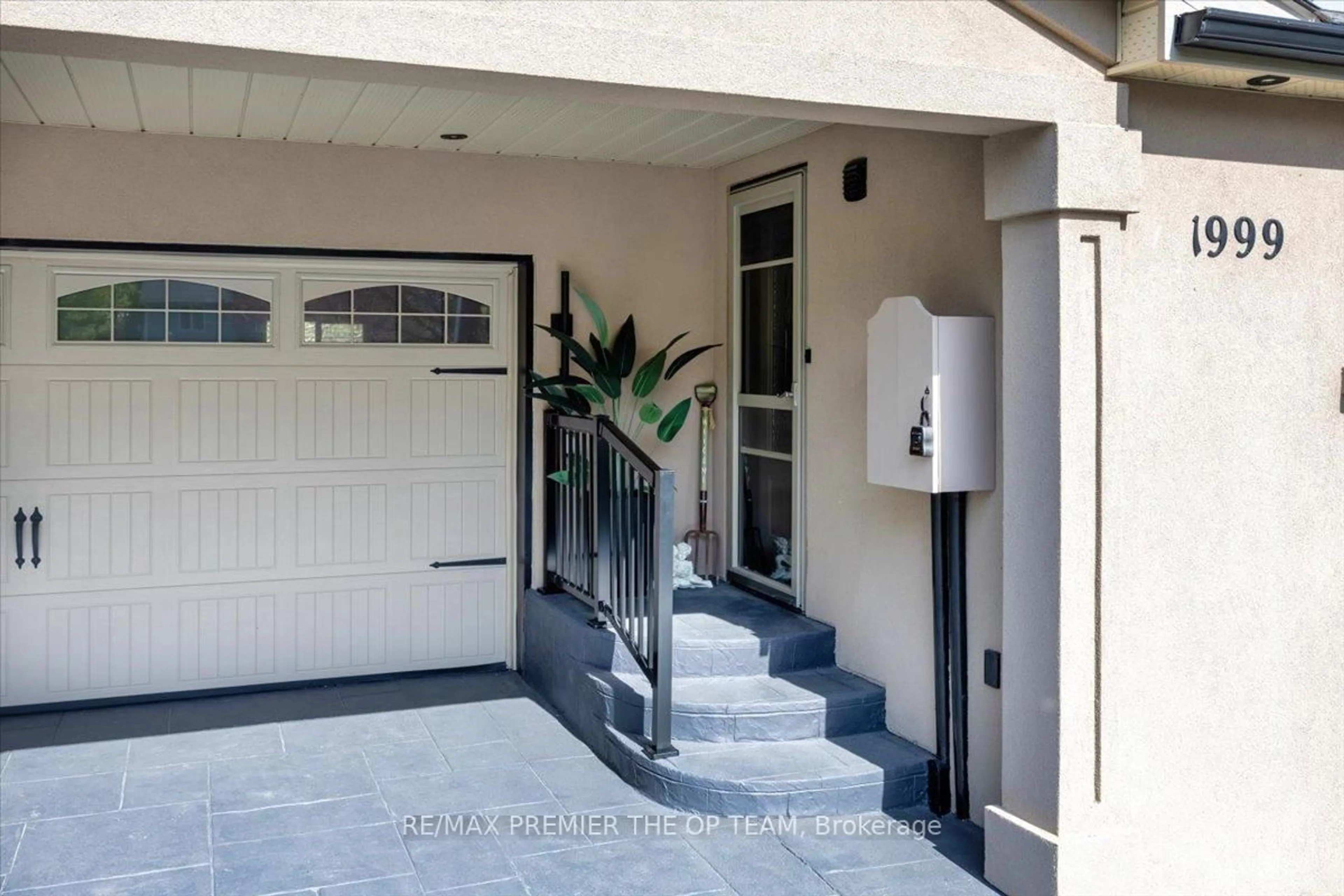 Indoor entryway for 1999 Mountbatten Ave, Innisfil Ontario L9S 1T6