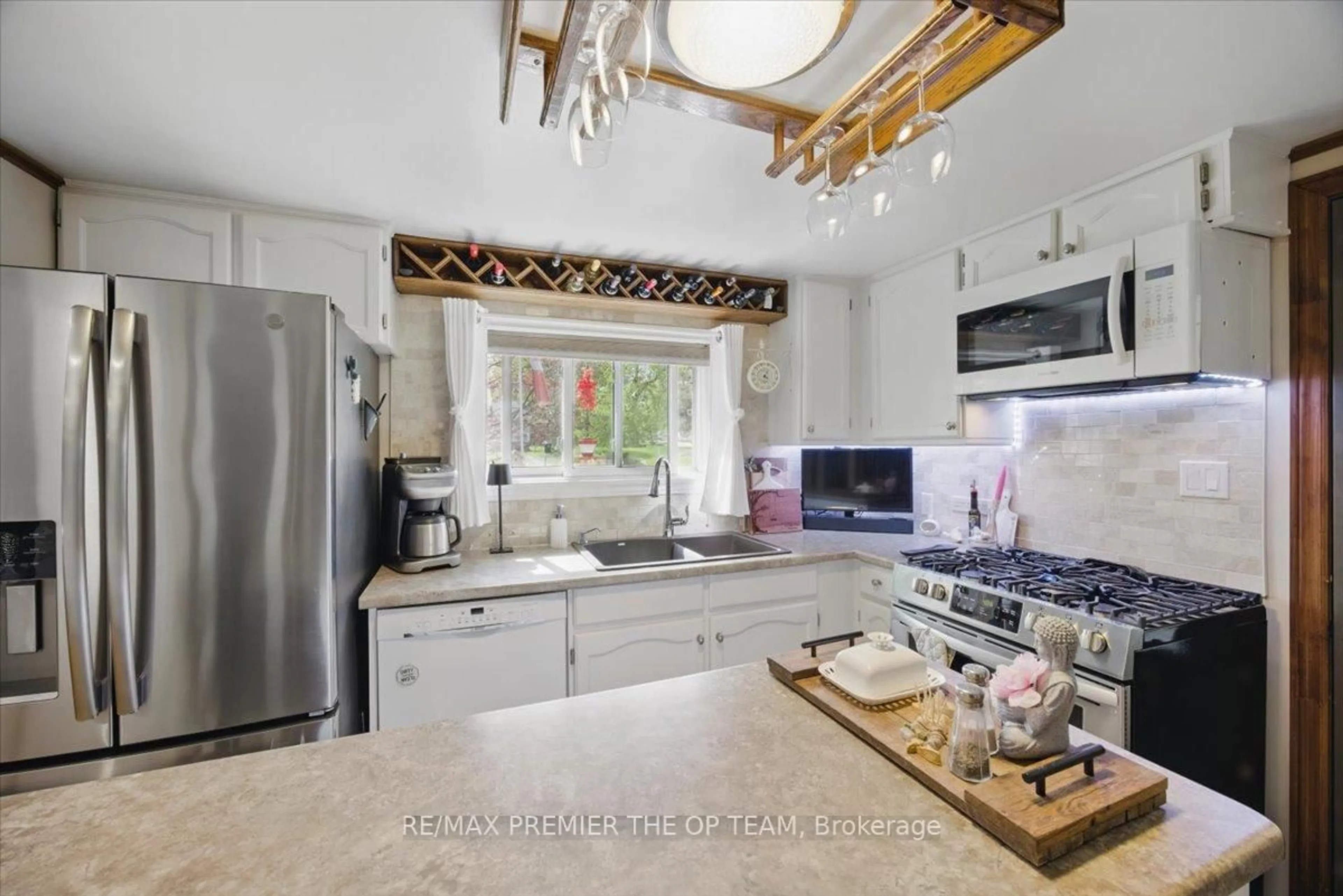 Open concept kitchen, ceramic/tile floor for 1999 Mountbatten Ave, Innisfil Ontario L9S 1T6