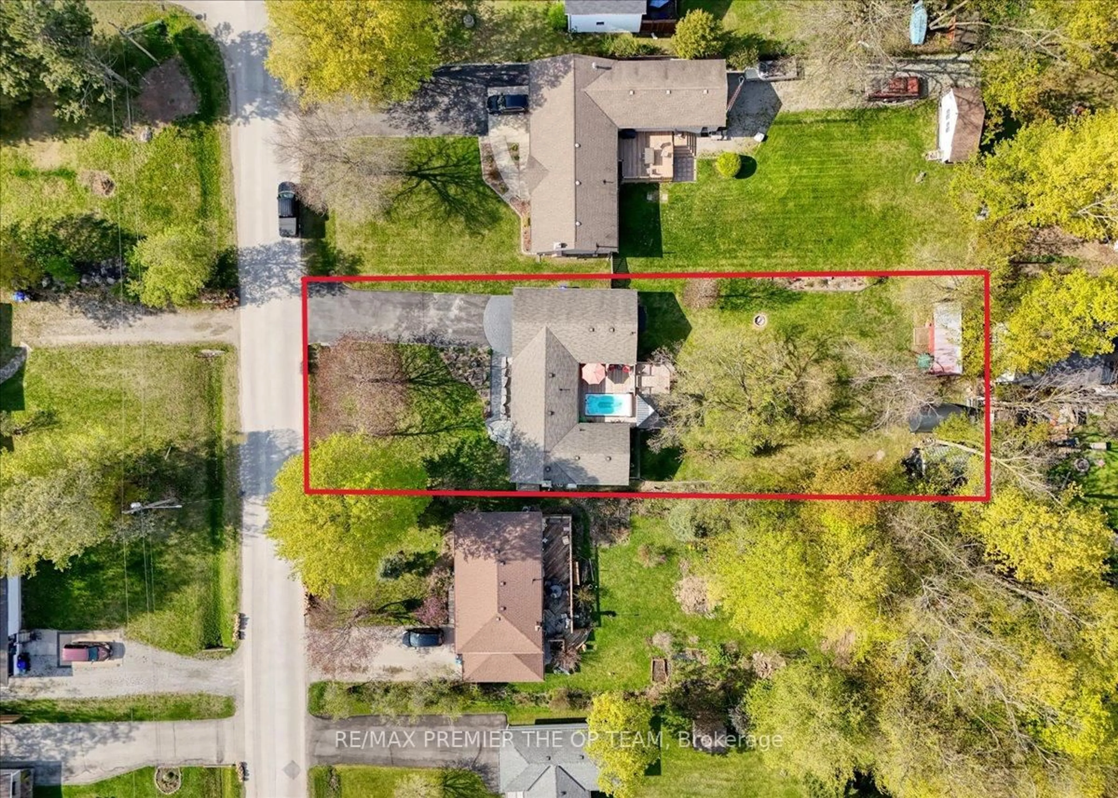 A pic from outside/outdoor area/front of a property/back of a property/a pic from drone, street for 1999 Mountbatten Ave, Innisfil Ontario L9S 1T6