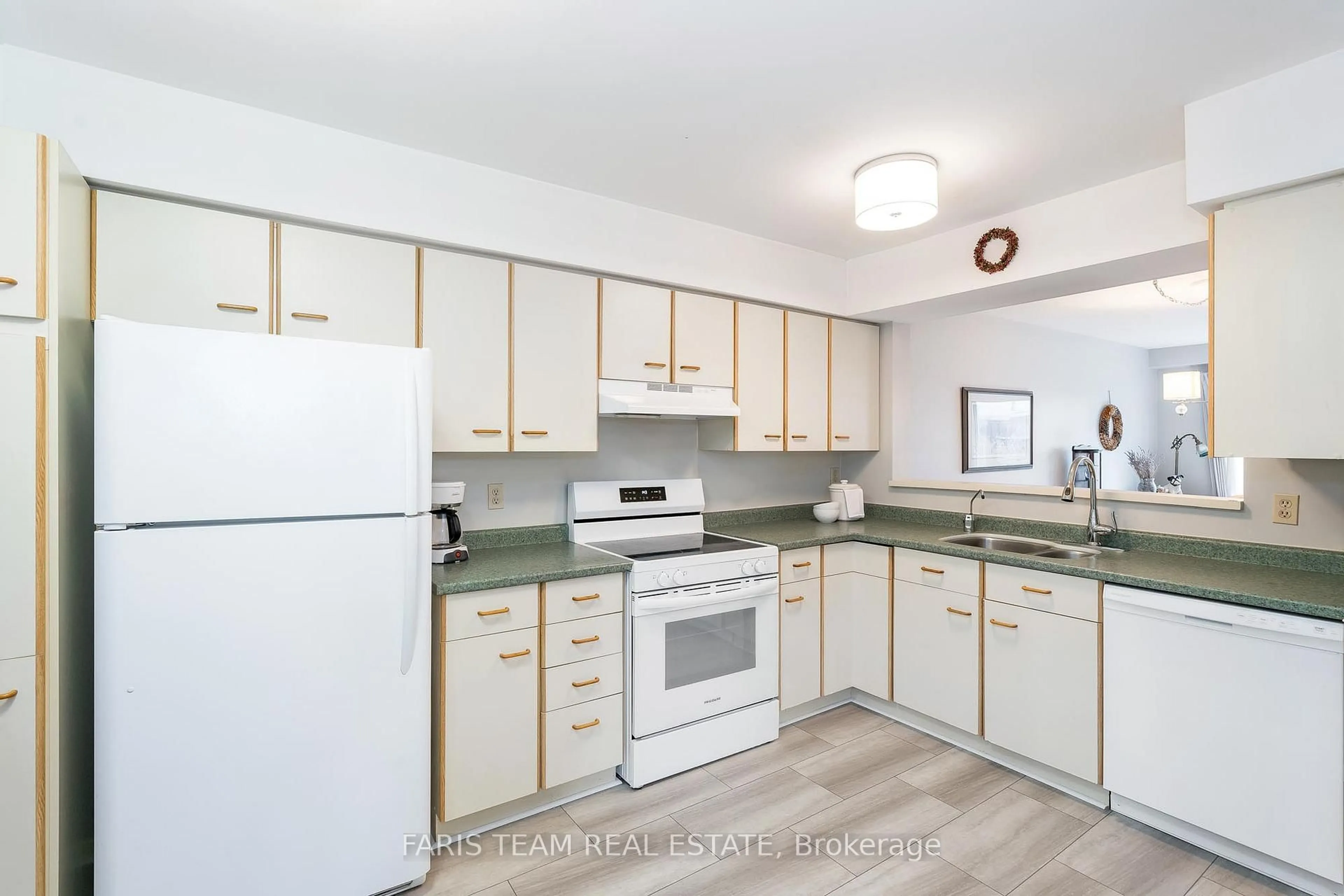 Standard kitchen, unknown for 97 Riverview Rd, New Tecumseth Ontario L9R 1S1