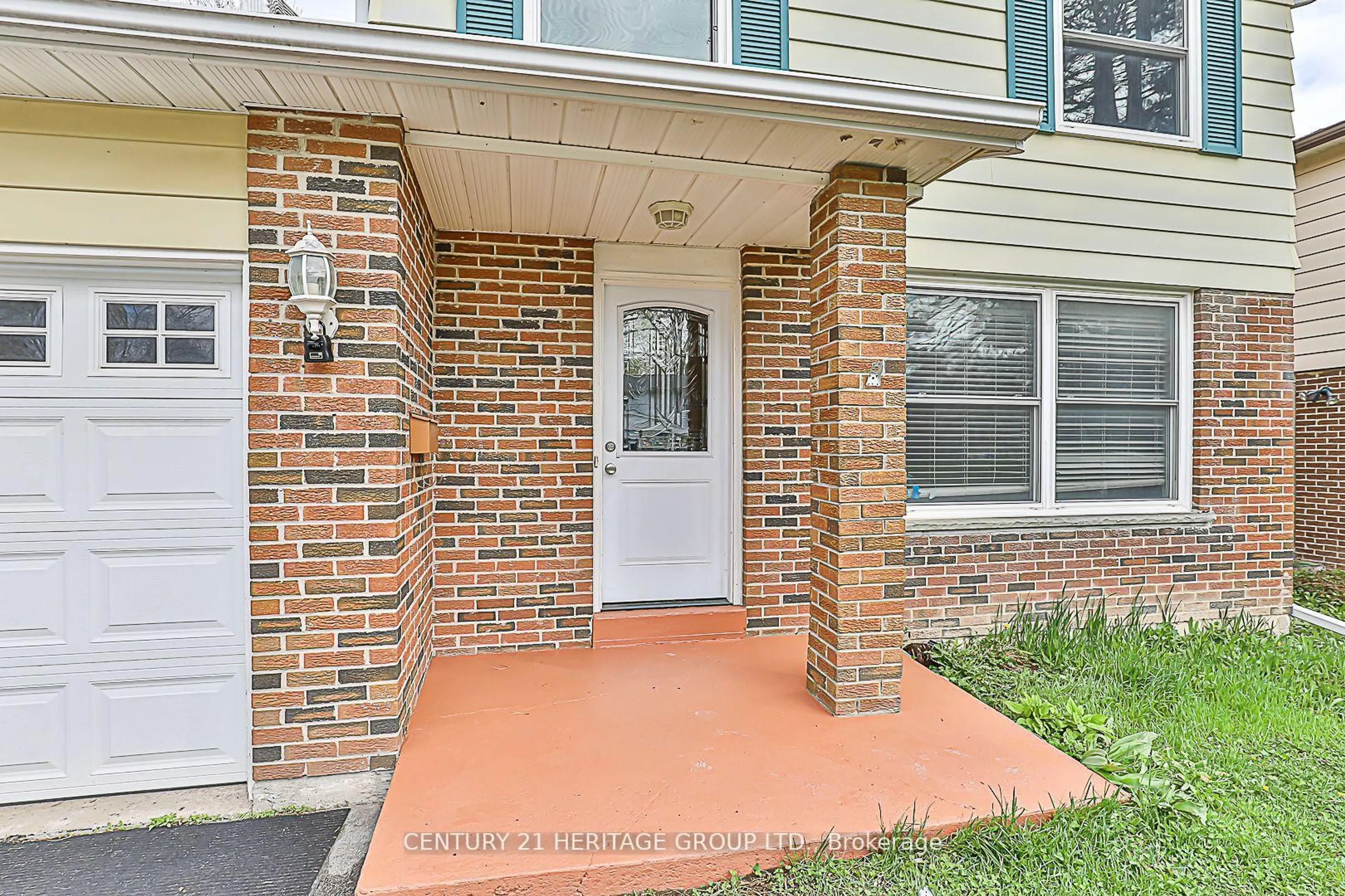 Indoor entryway for 143 Beswick Dr, Newmarket Ontario L3Y 1E8