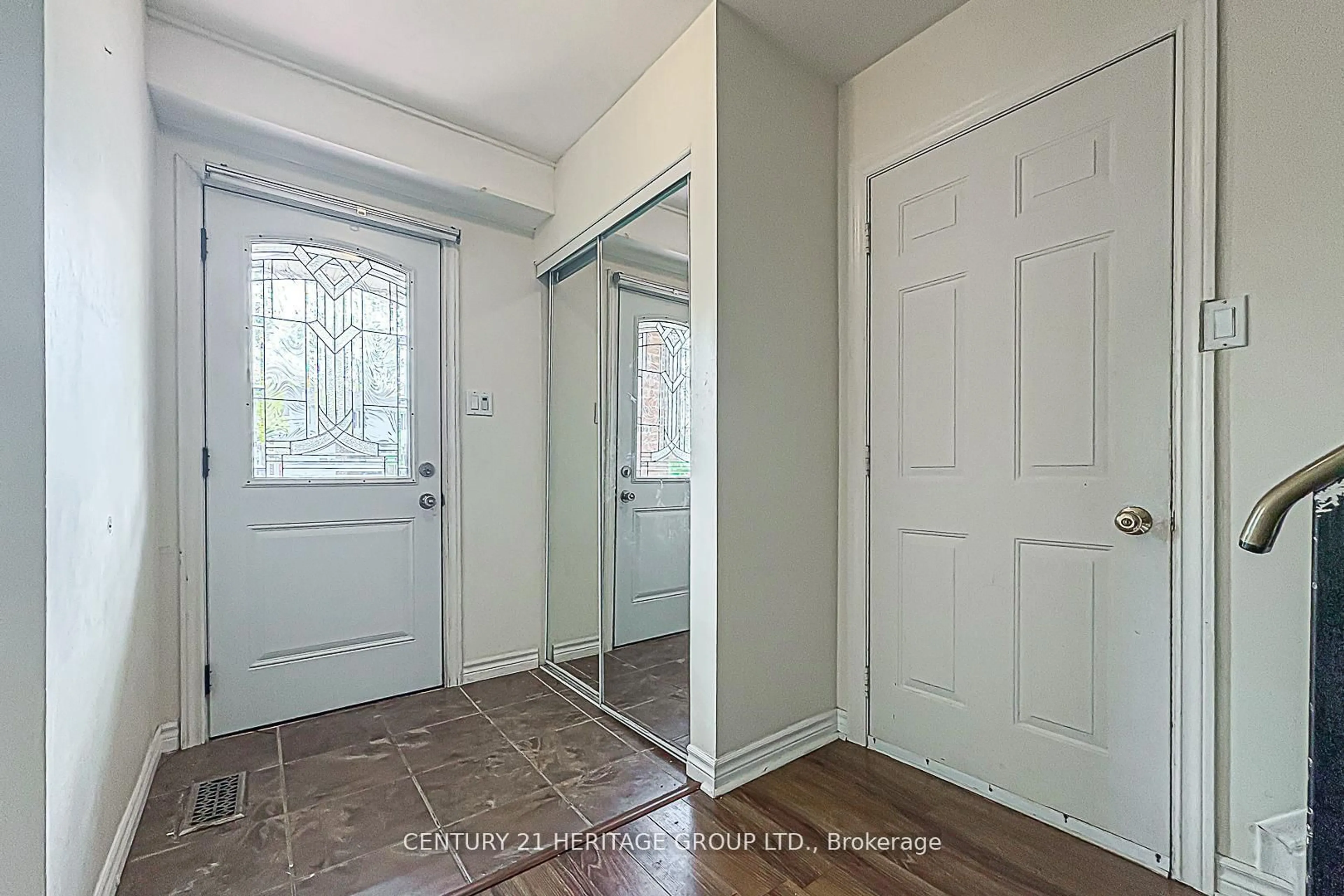Indoor entryway for 143 Beswick Dr, Newmarket Ontario L3Y 1E8
