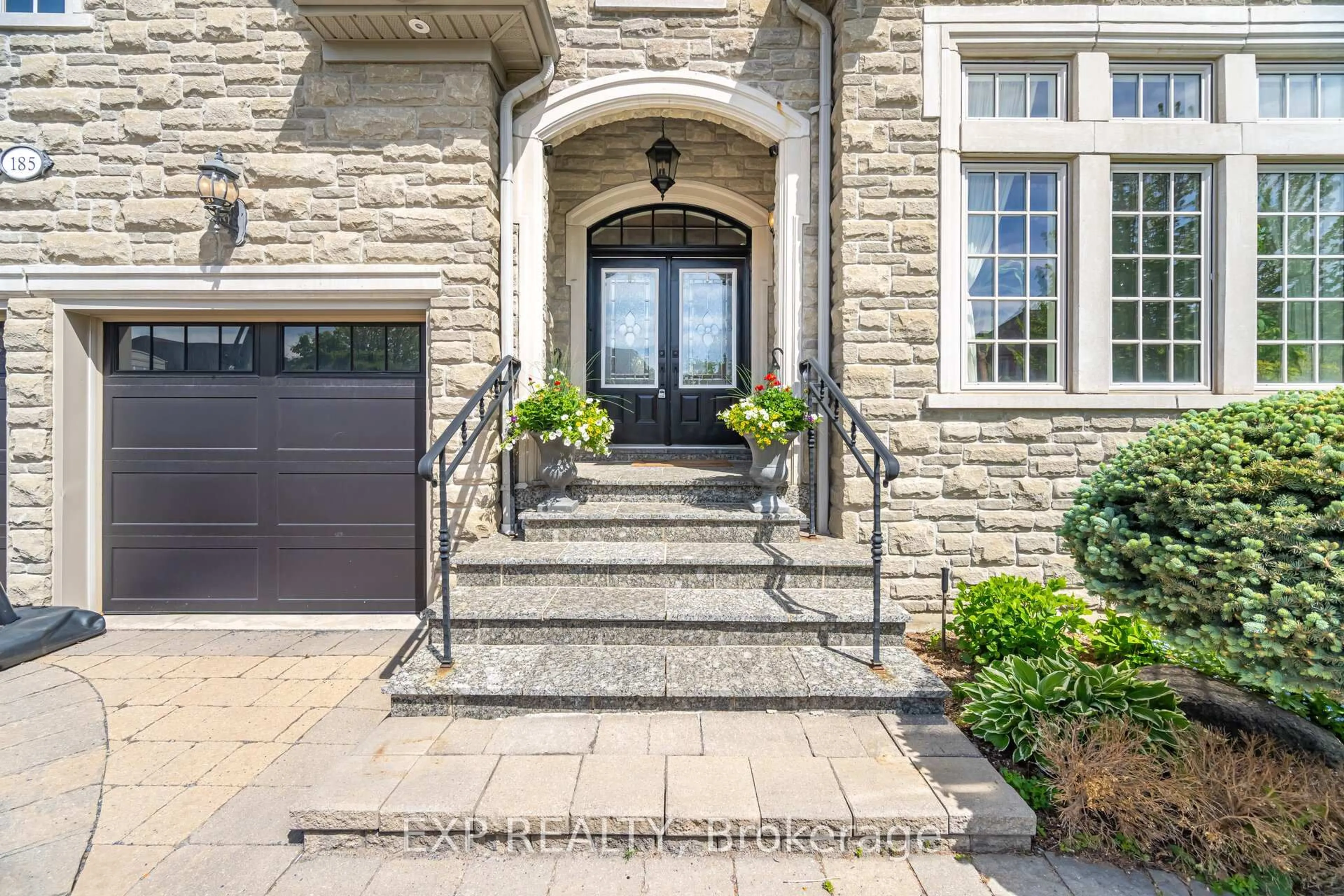 Indoor entryway for 185 Cook's Mill Cres, Vaughan Ontario L6A 0K9
