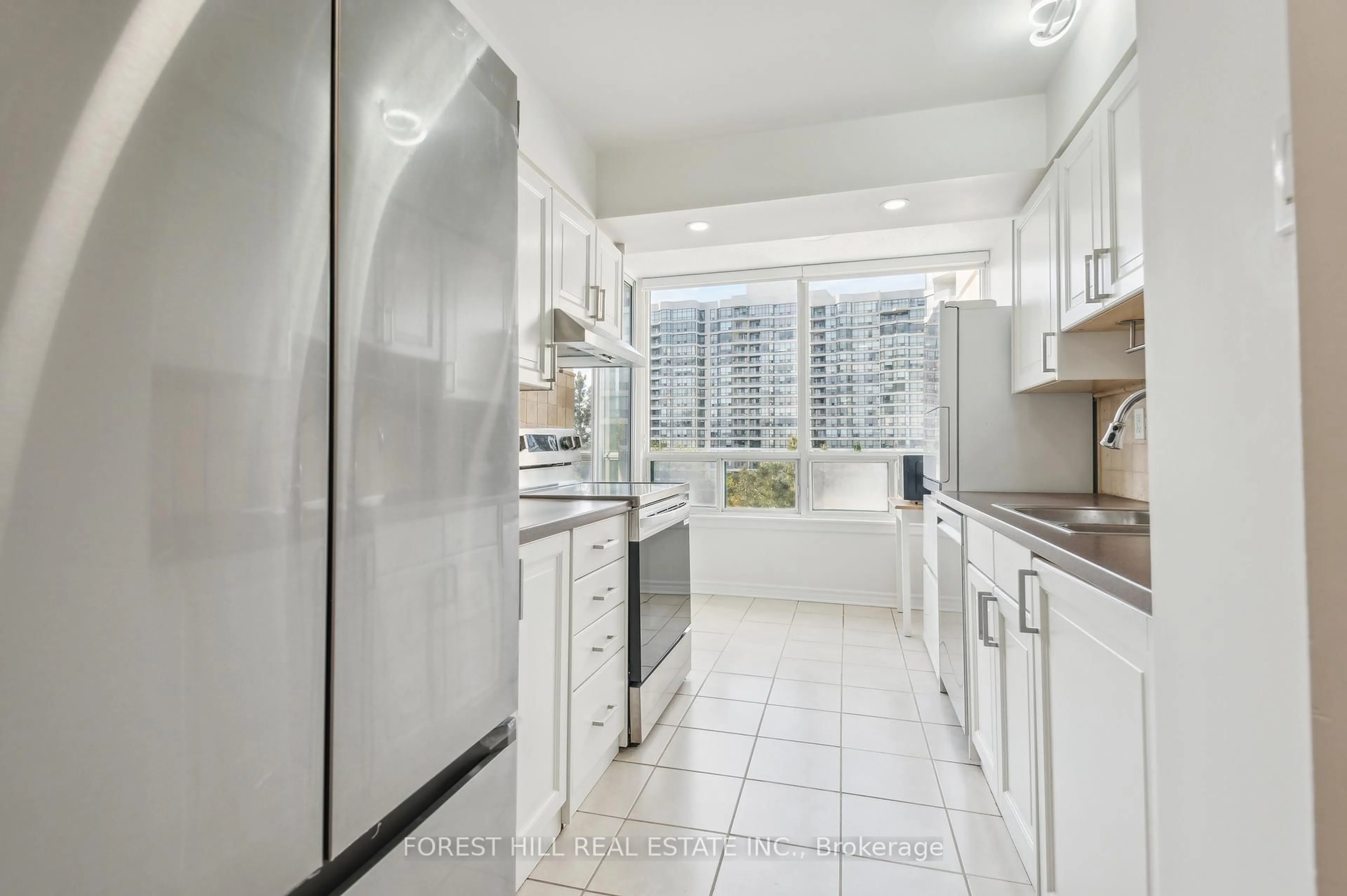 Standard kitchen, ceramic/tile floor for 7250 Yonge St #401, Vaughan Ontario L4J 7X1