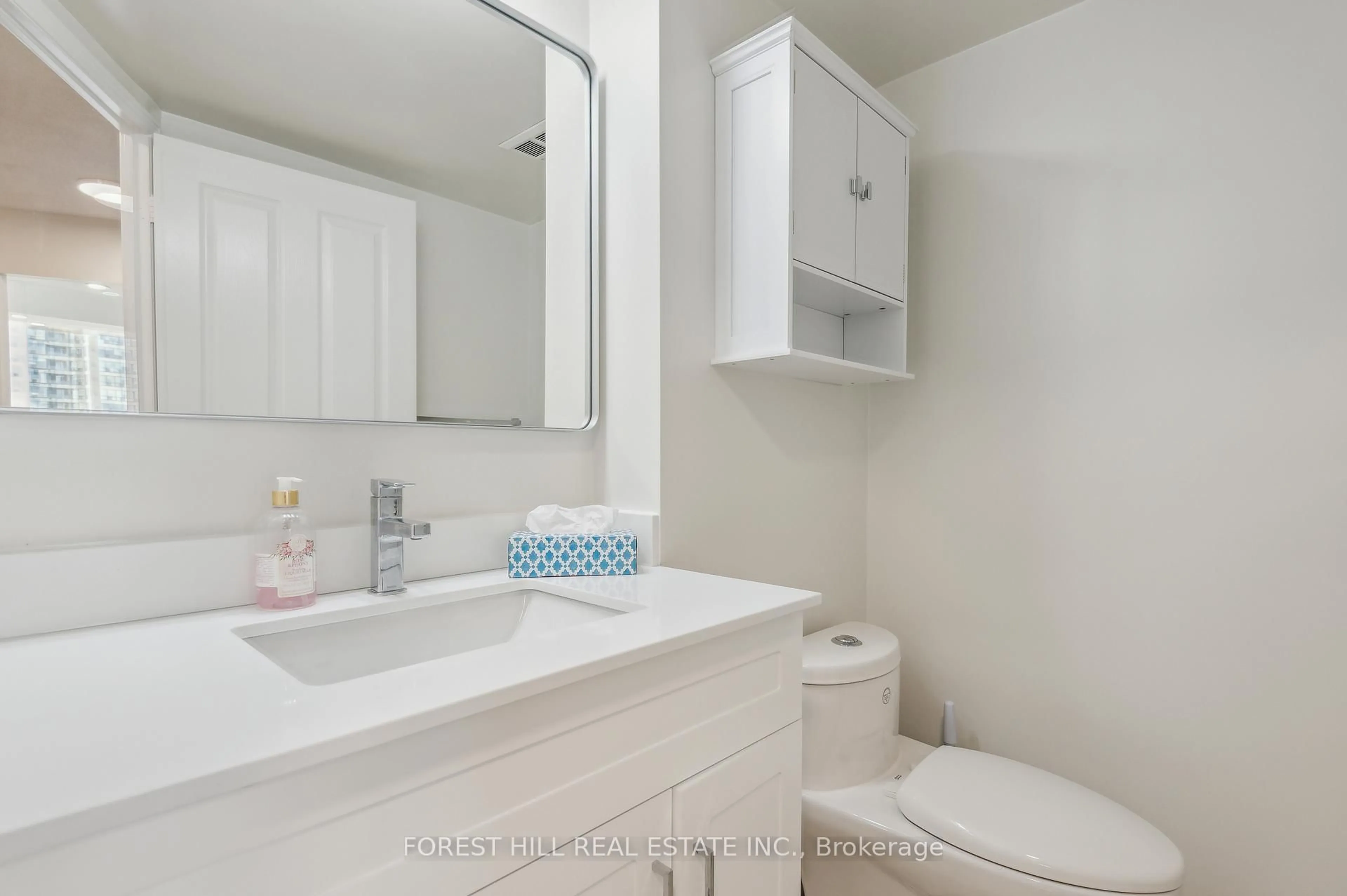 Standard bathroom, ceramic/tile floor for 7250 Yonge St #401, Vaughan Ontario L4J 7X1