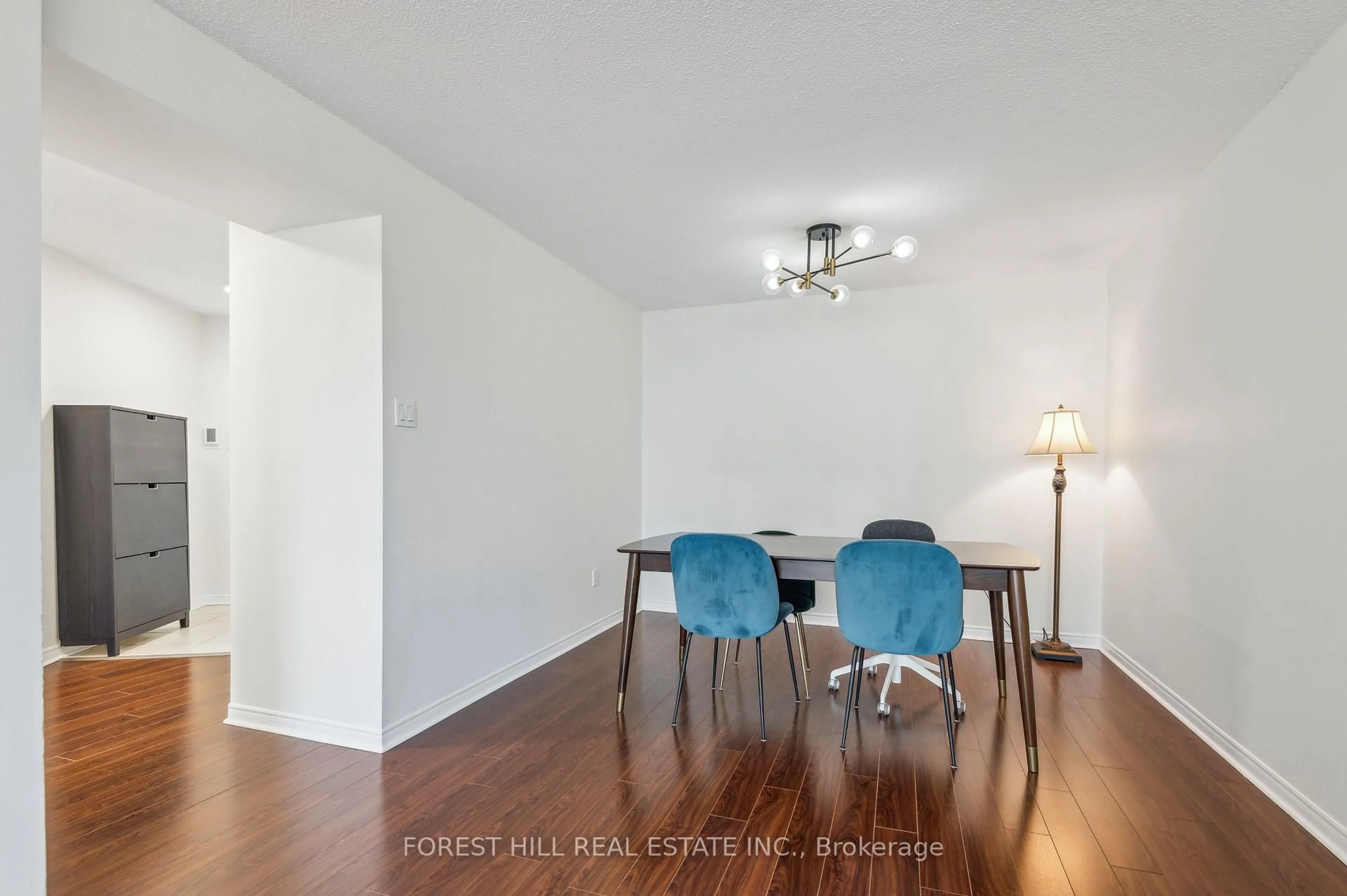 Dining room, wood/laminate floor for 7250 Yonge St #401, Vaughan Ontario L4J 7X1