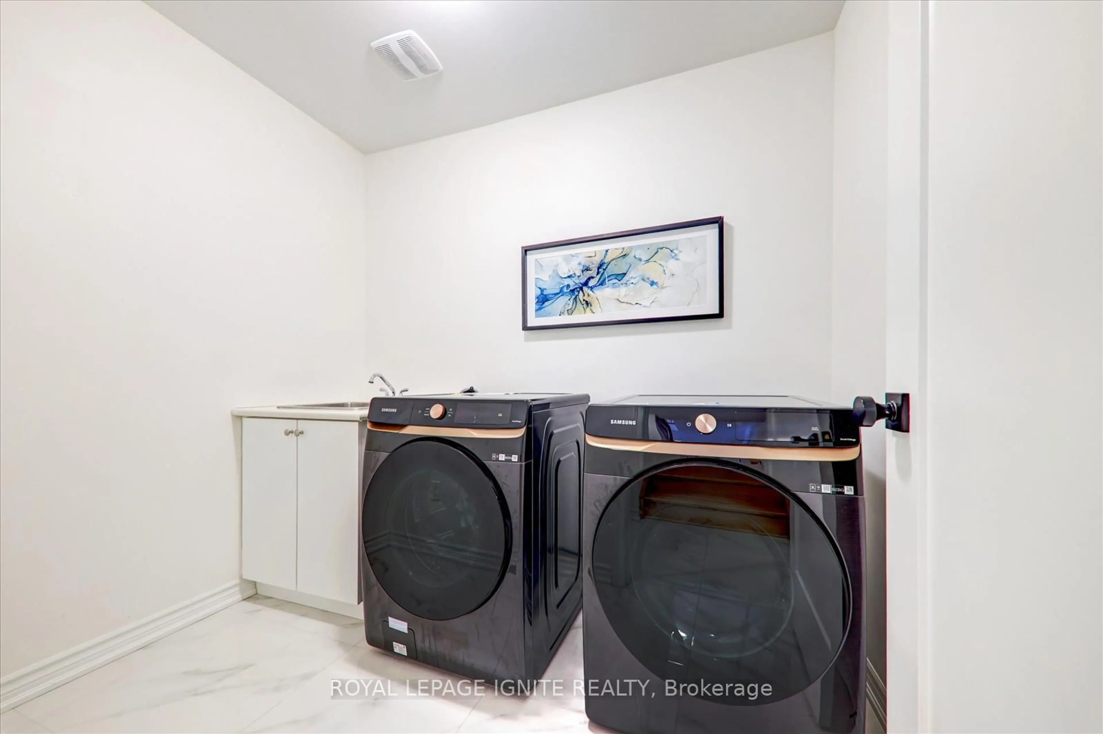 Laundry room for 301 Danny Wheeler Blvd, Georgina Ontario L4P 0K1