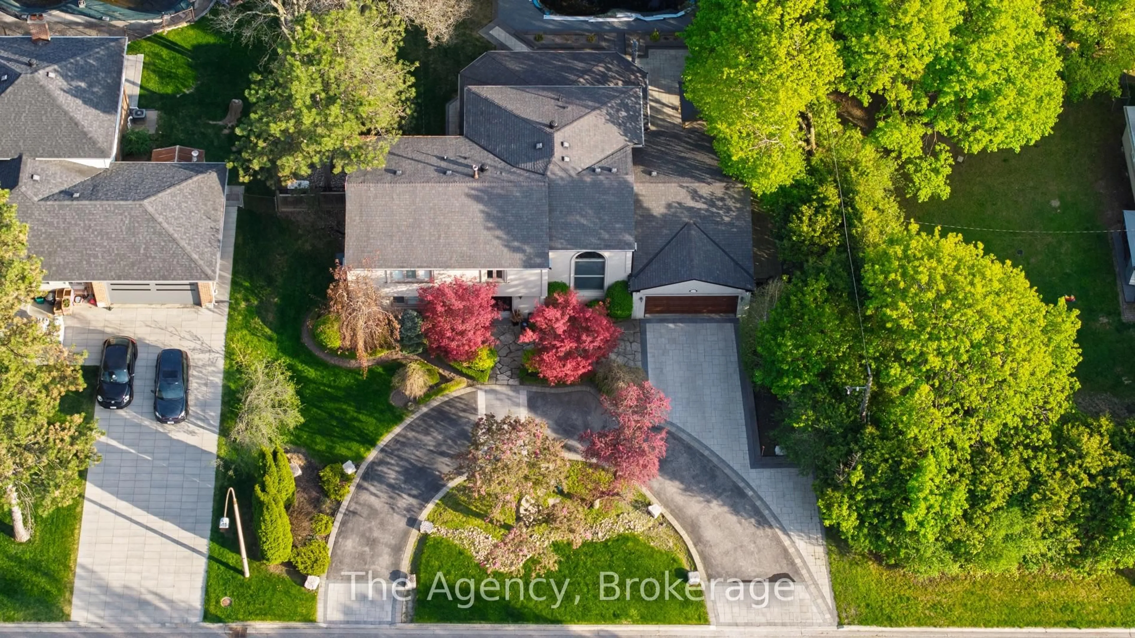 A pic from outside/outdoor area/front of a property/back of a property/a pic from drone, street for 126 Babcombe Dr, Markham Ontario L3T 1N1