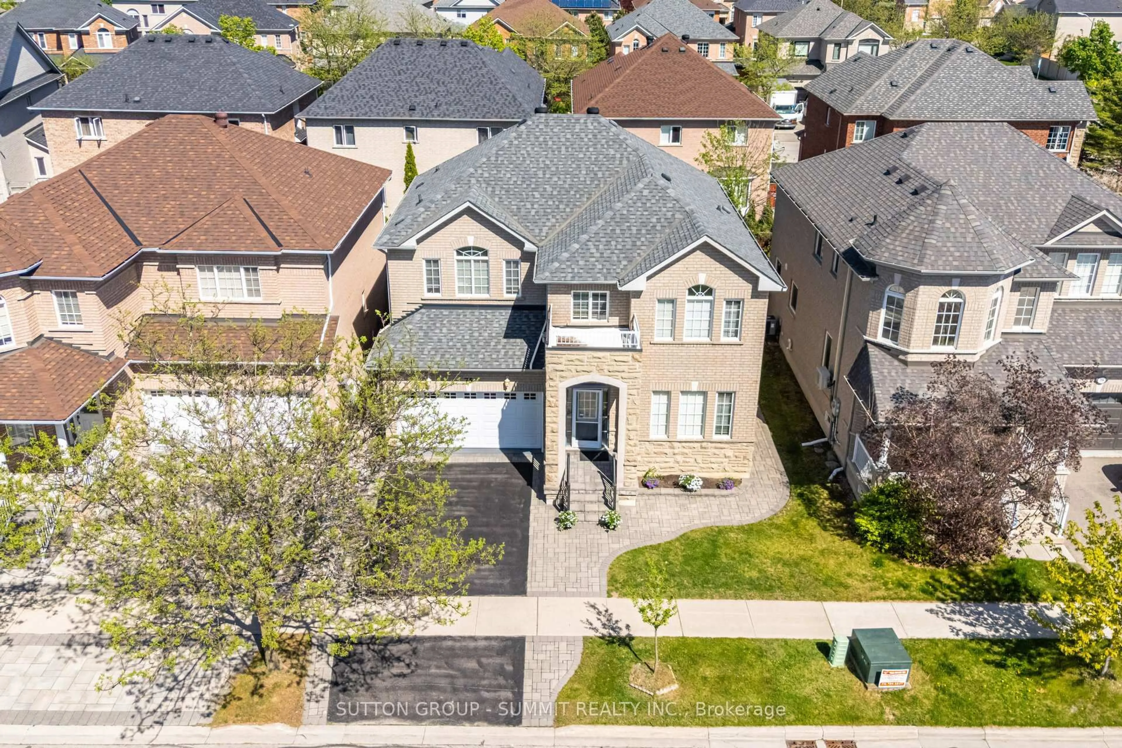 A pic from outside/outdoor area/front of a property/back of a property/a pic from drone, street for 75 Huntingfield St, Vaughan Ontario L4K 5J1