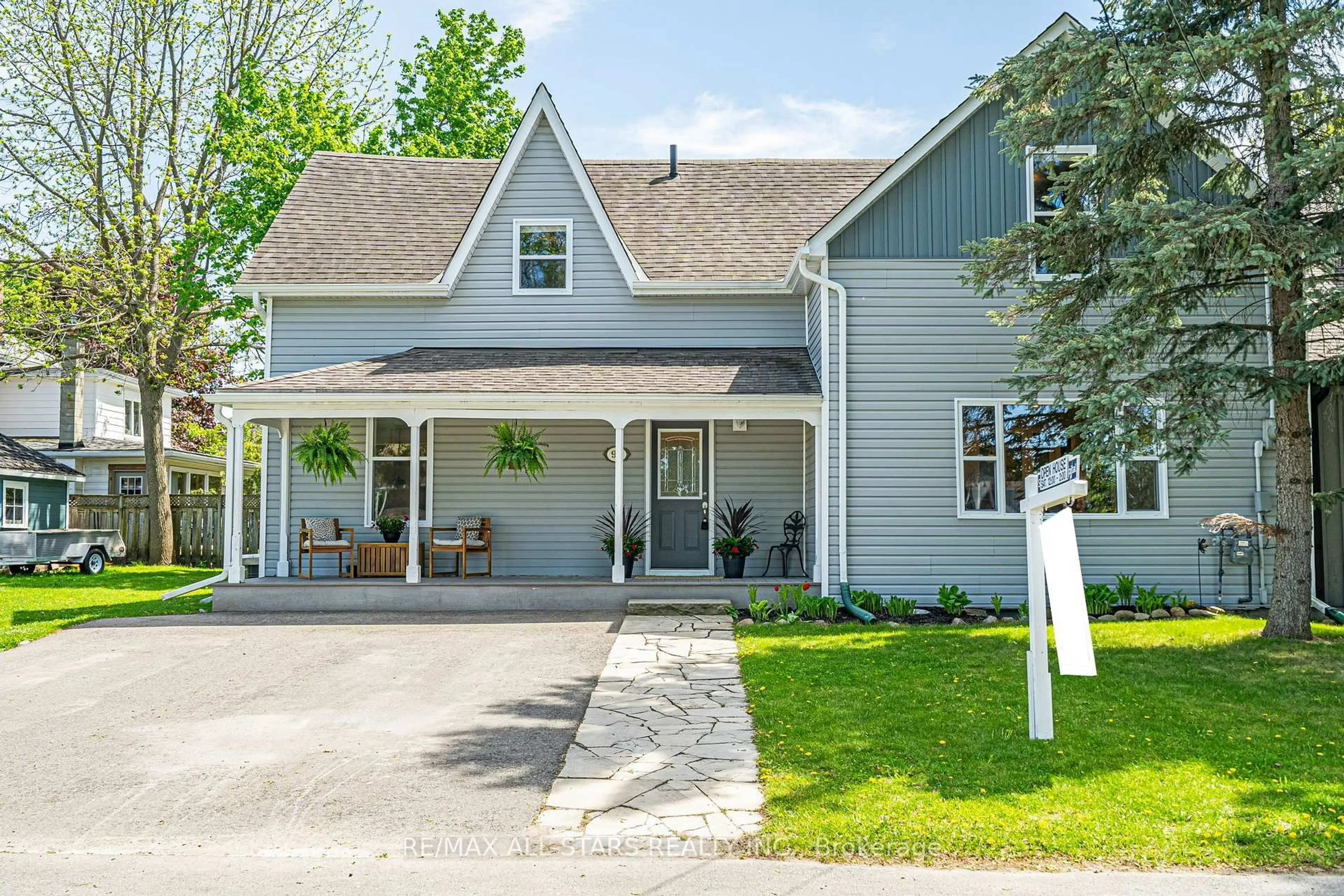Home with vinyl exterior material, street for 96 Mechanic St, Uxbridge Ontario L9P 1G9