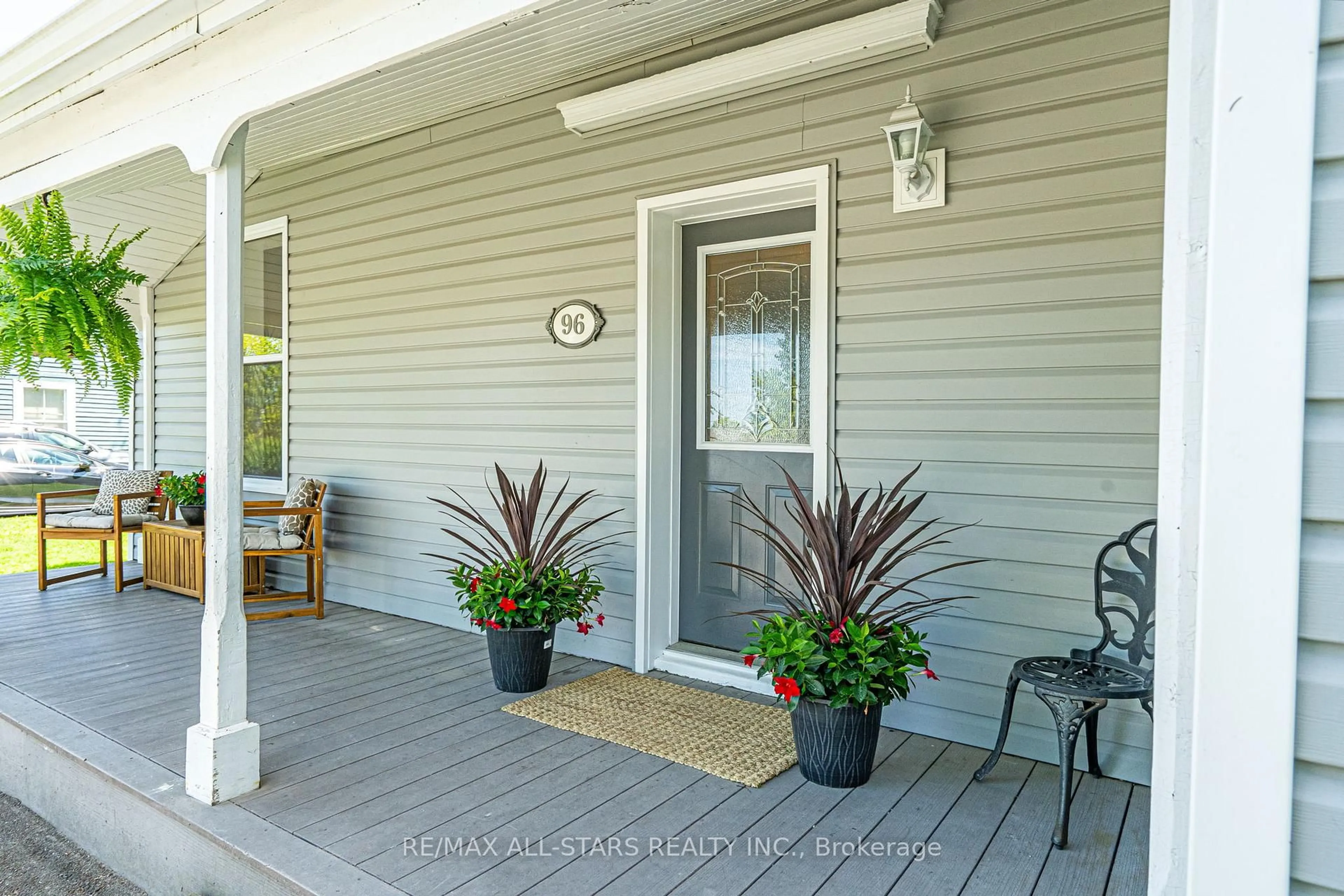 Indoor entryway for 96 Mechanic St, Uxbridge Ontario L9P 1G9