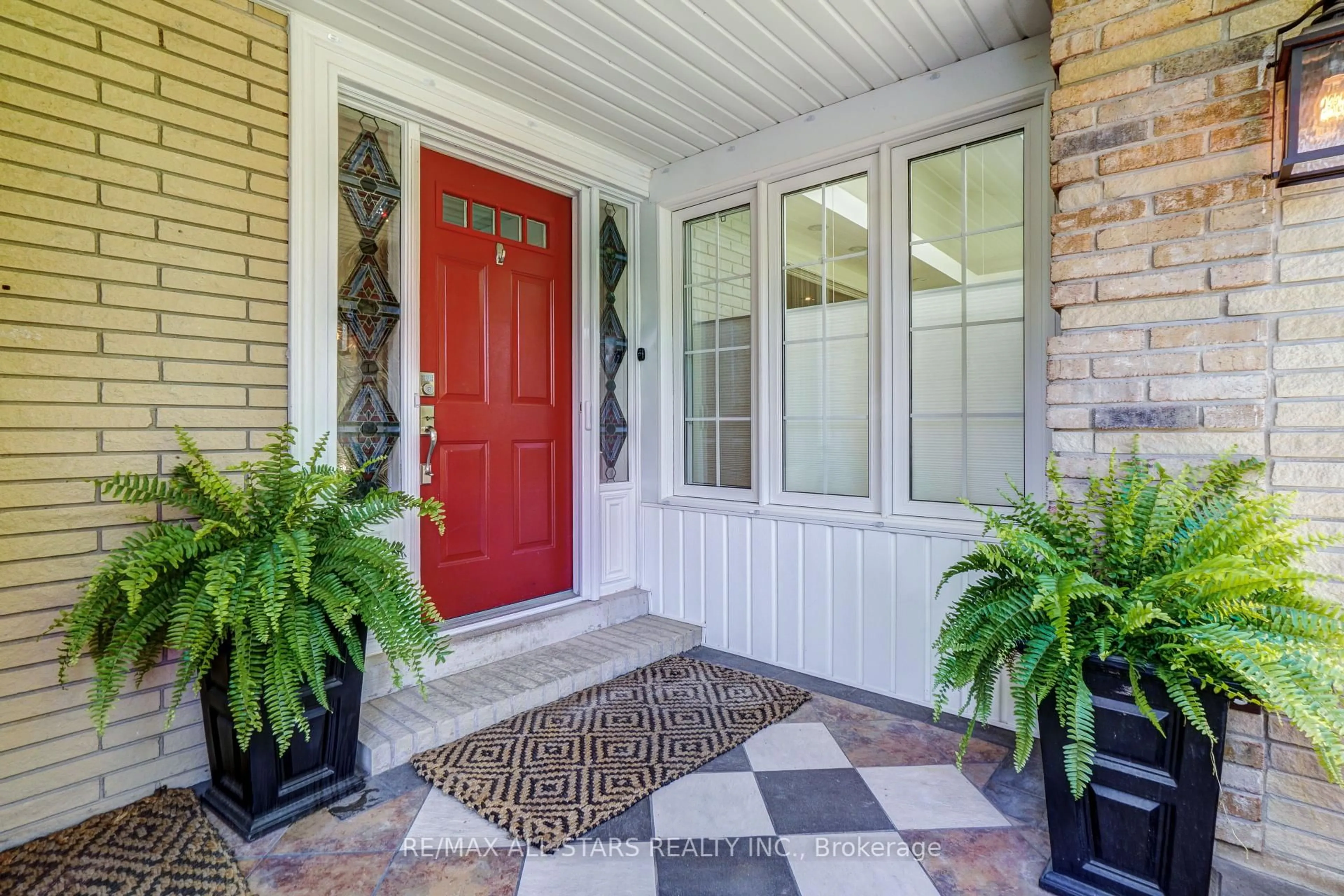 Indoor entryway for 56 North St, Uxbridge Ontario L9P 1C2
