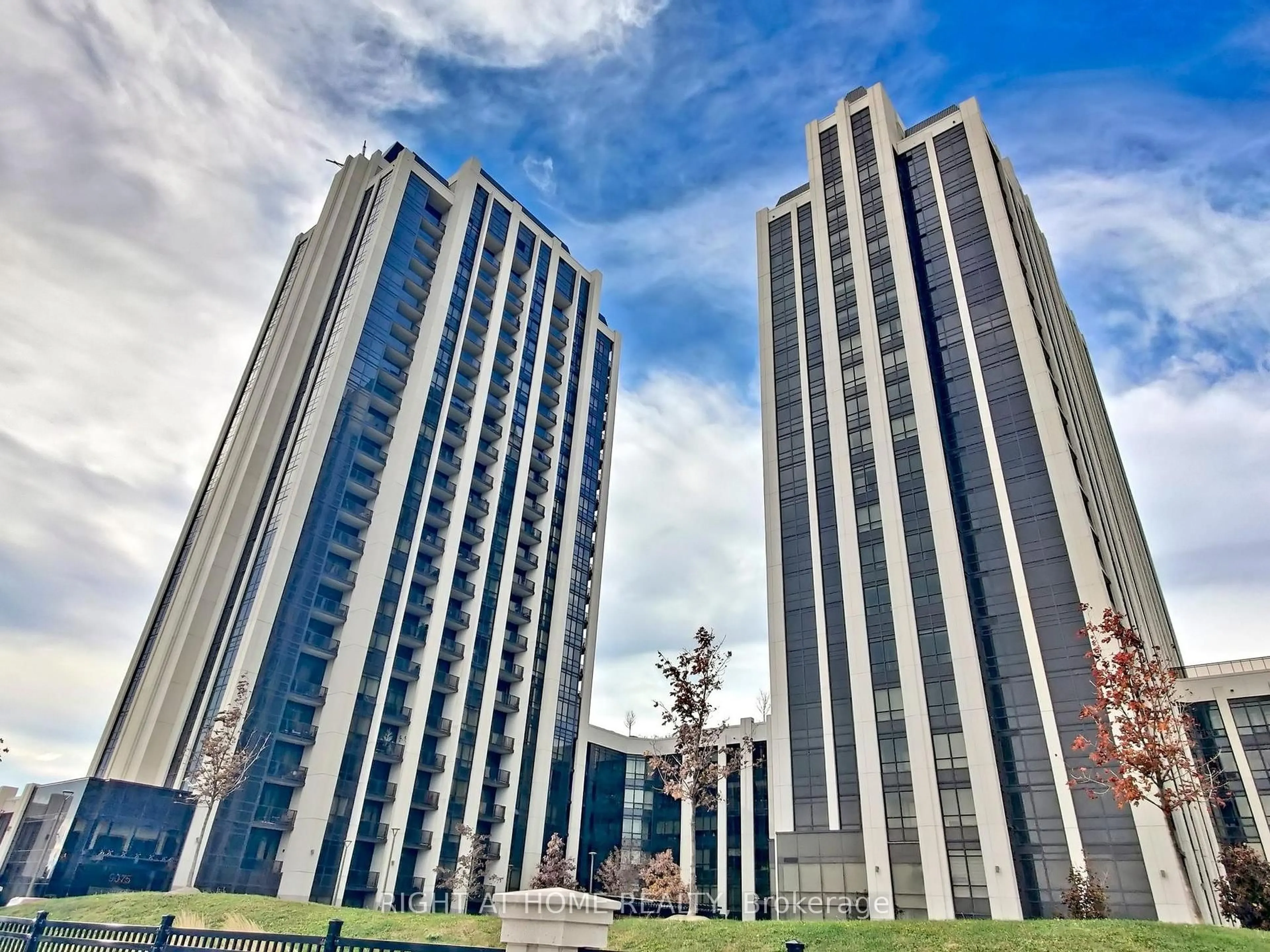 Indoor foyer for 9075 Jane St #106, Vaughan Ontario L4K 0L7