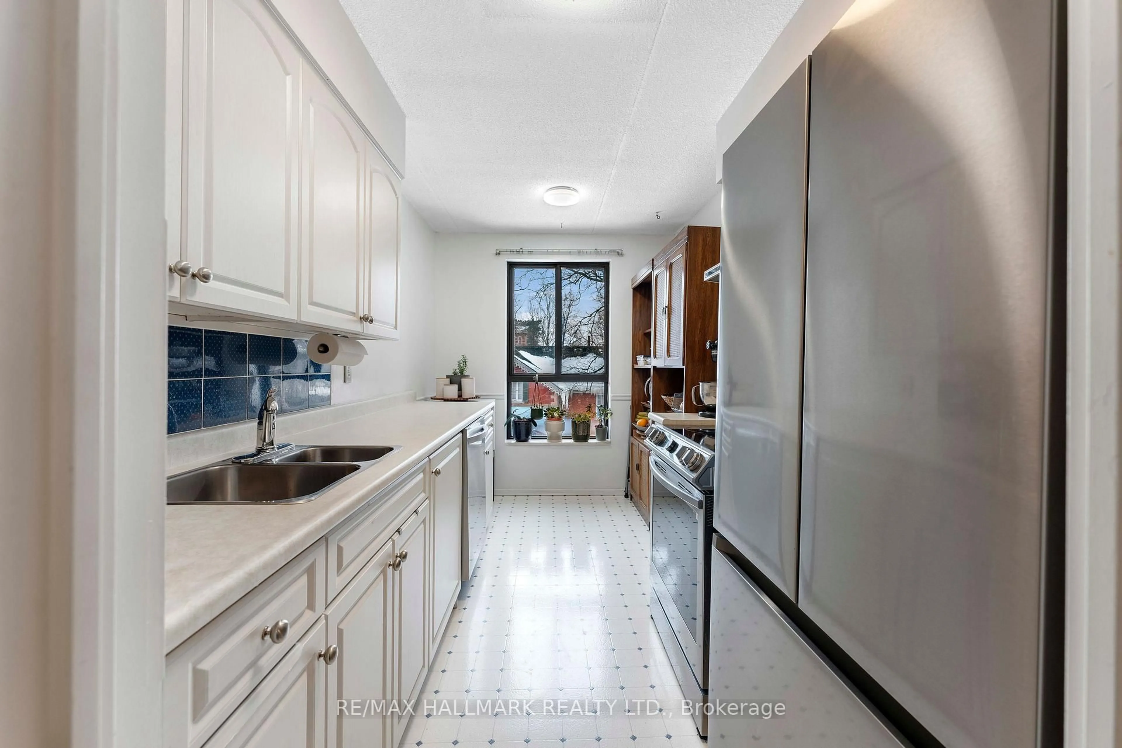 Unknown for 15390 Yonge St #402, Aurora Ontario L4G 1N8