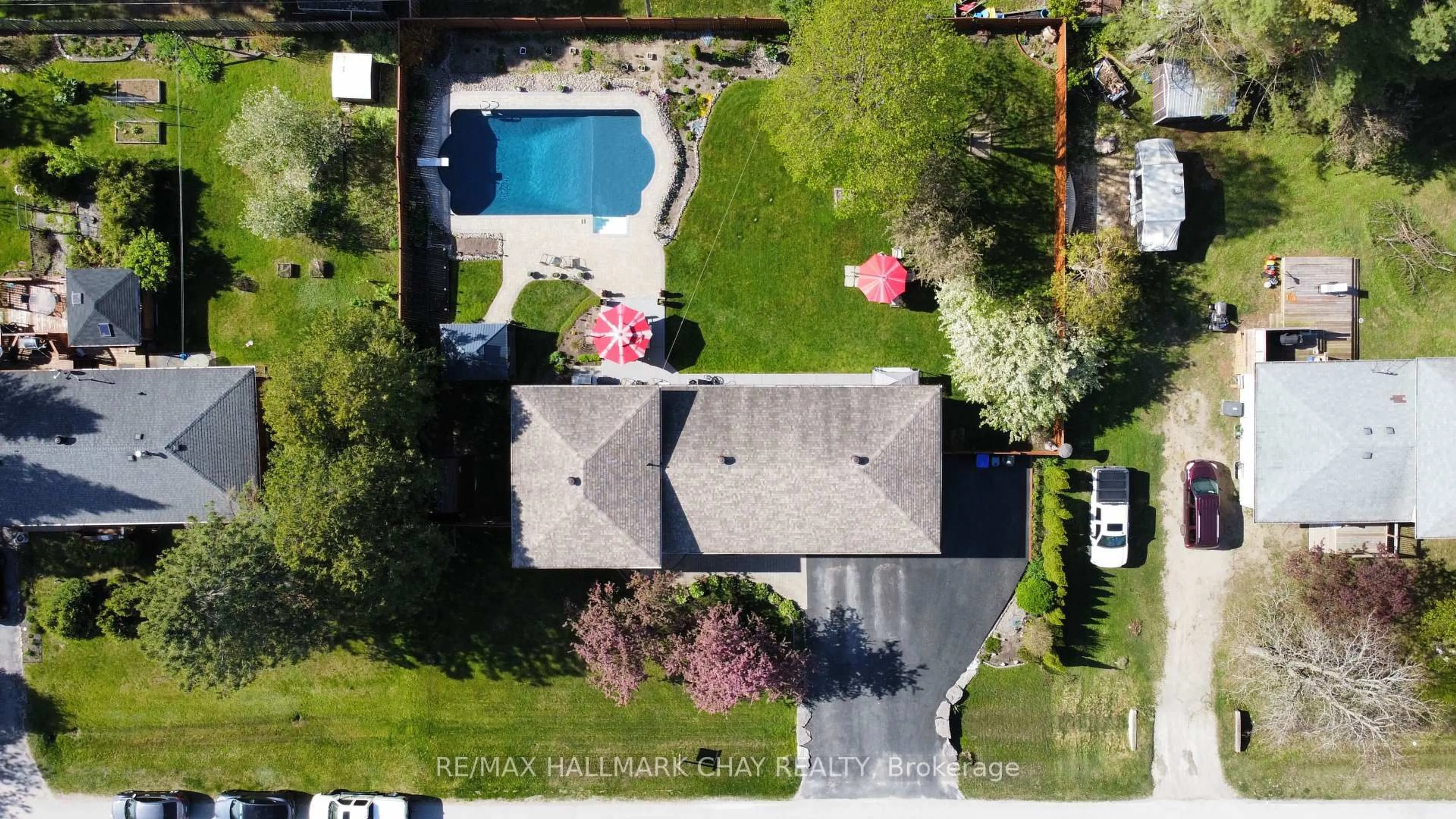 A pic from outside/outdoor area/front of a property/back of a property/a pic from drone, street for 215 McGeorge Ave, Essa Ontario L0M 1B0