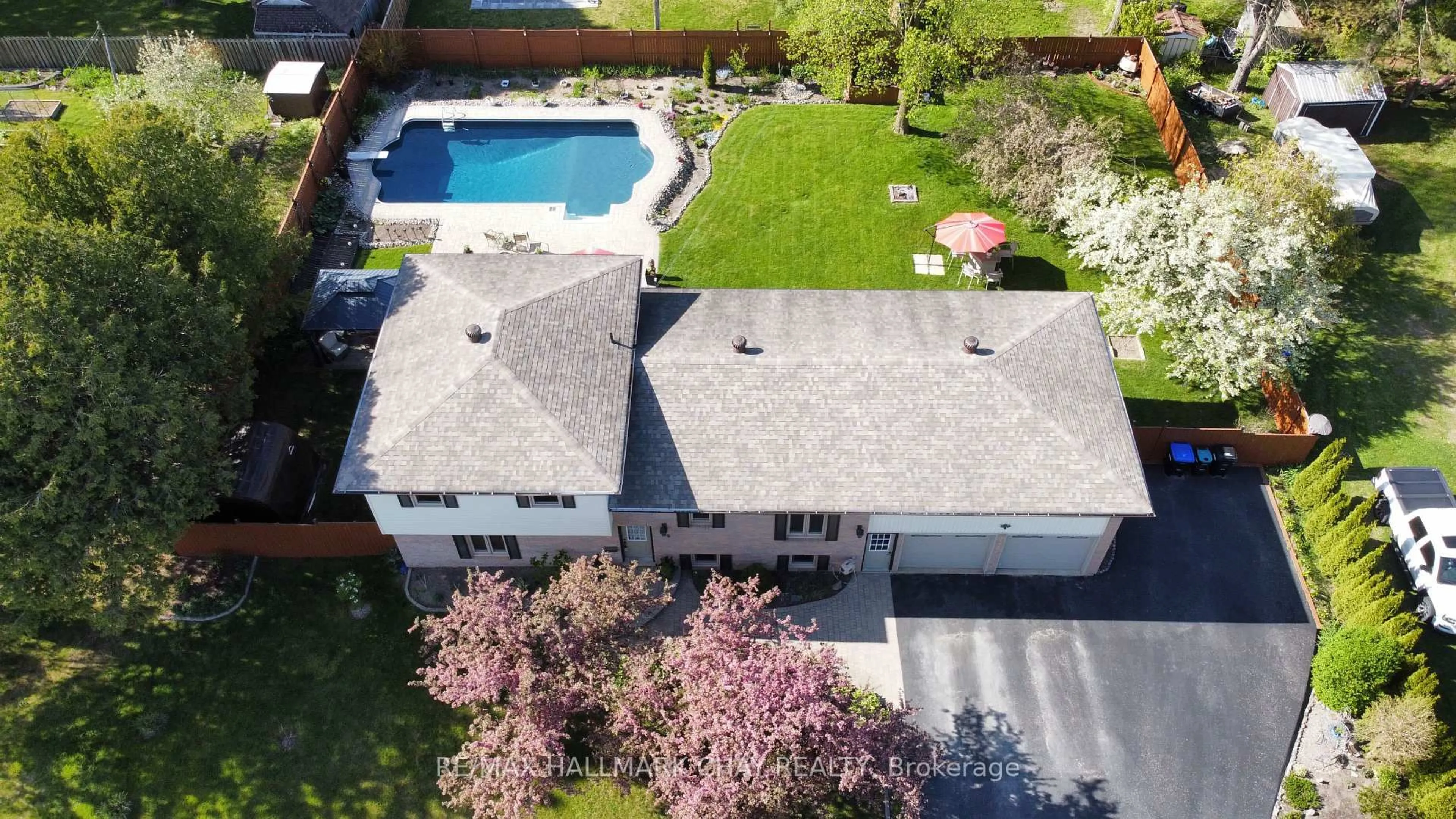 A pic from outside/outdoor area/front of a property/back of a property/a pic from drone, street for 215 McGeorge Ave, Essa Ontario L0M 1B0