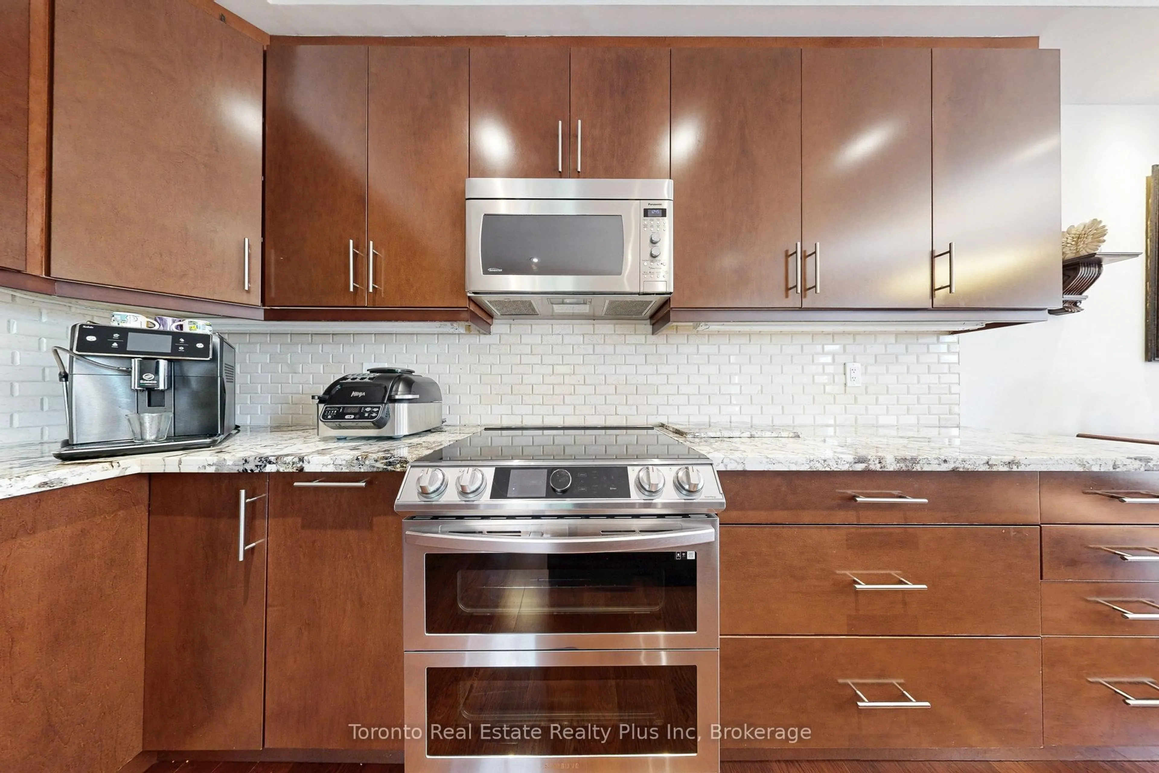 Standard kitchen, ceramic/tile floor for 1 Watson Dr, New Tecumseth Ontario L0G 1W0