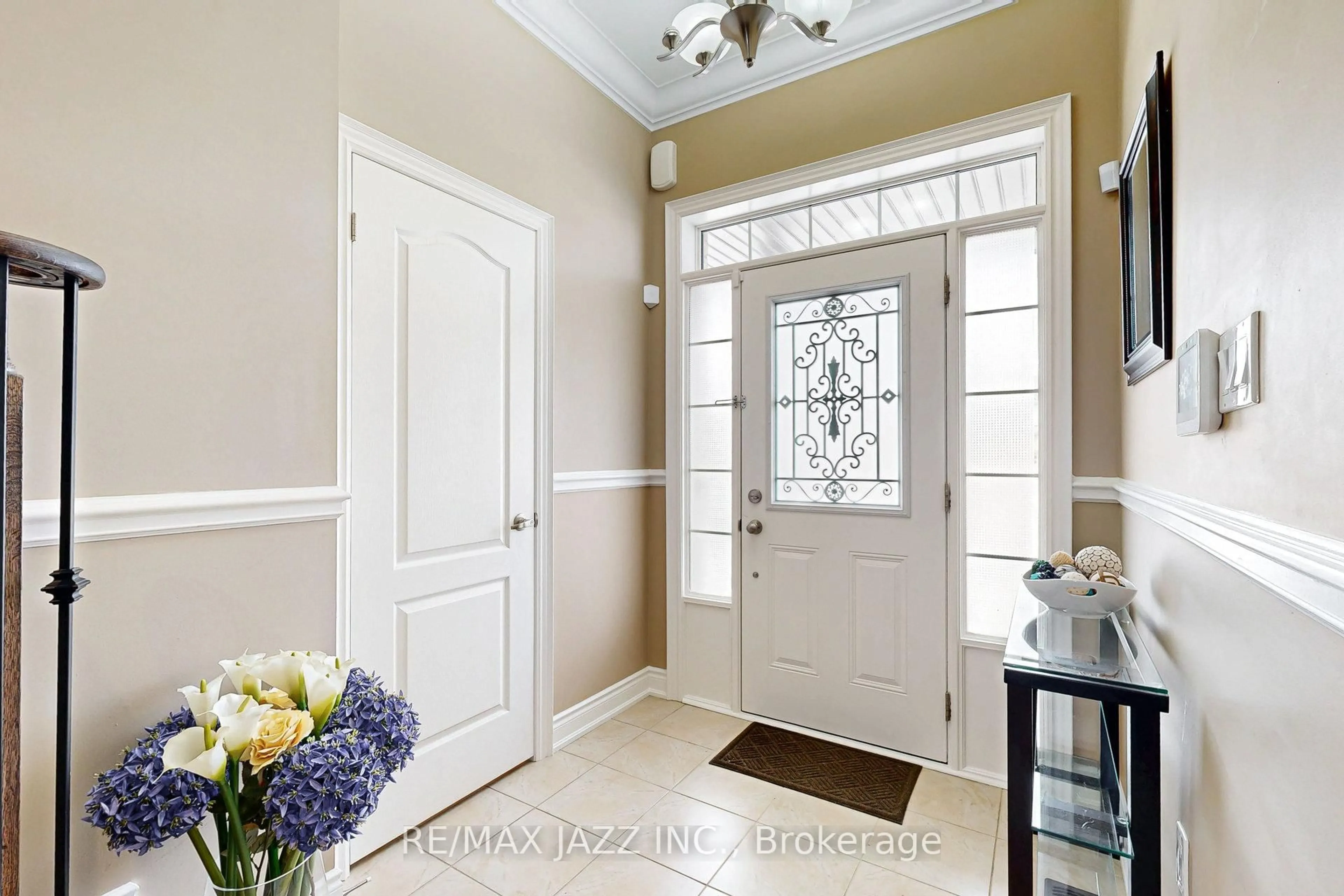 Indoor entryway for 208 Frederick Pearson St, East Gwillimbury Ontario L9N 0Y9