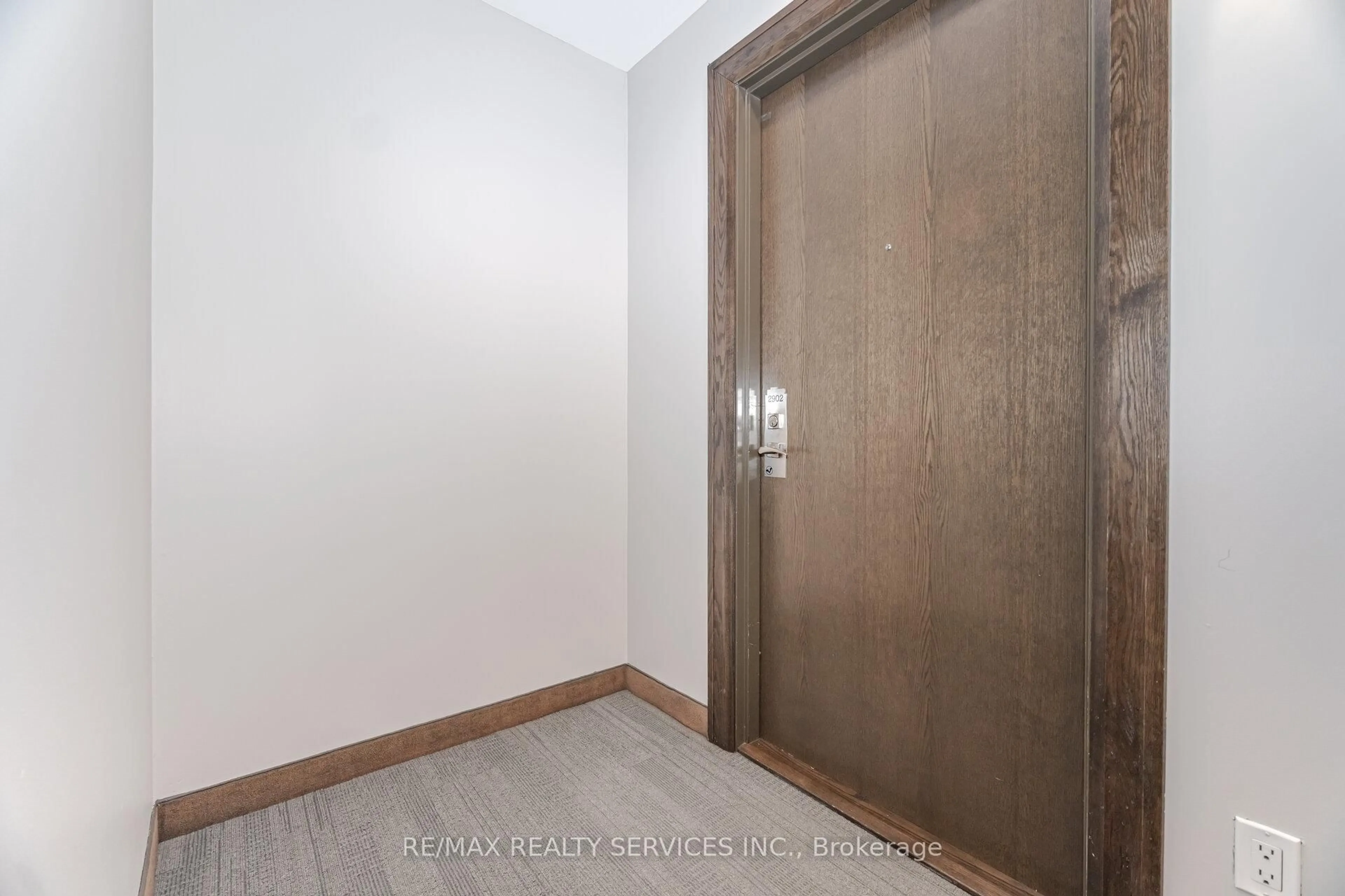 Indoor foyer for 2900 Highway 7 Rd #2902, Vaughan Ontario L4K 0G3