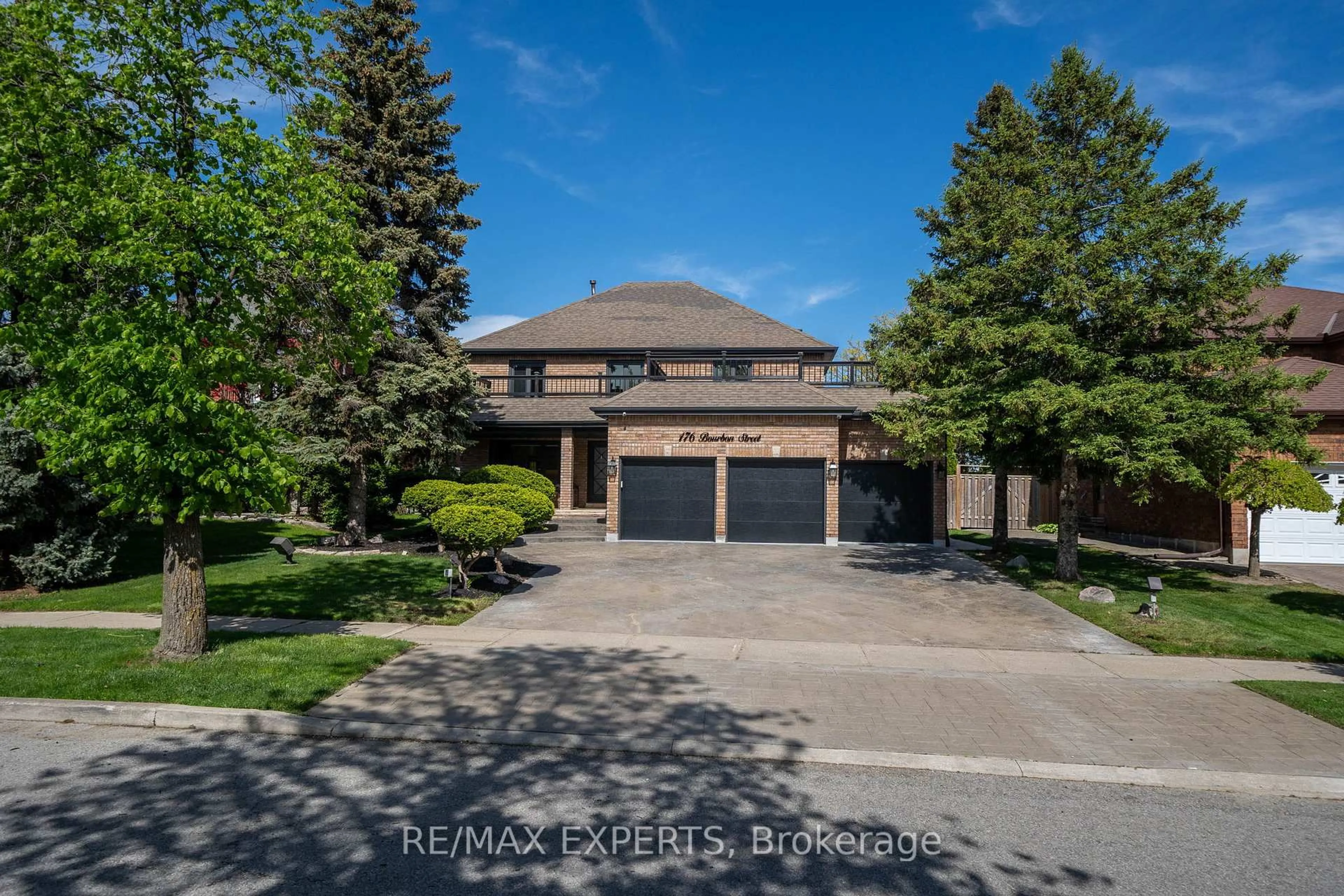 A pic from outside/outdoor area/front of a property/back of a property/a pic from drone, street for 176 Bourbon St, Vaughan Ontario L4L 6Y9