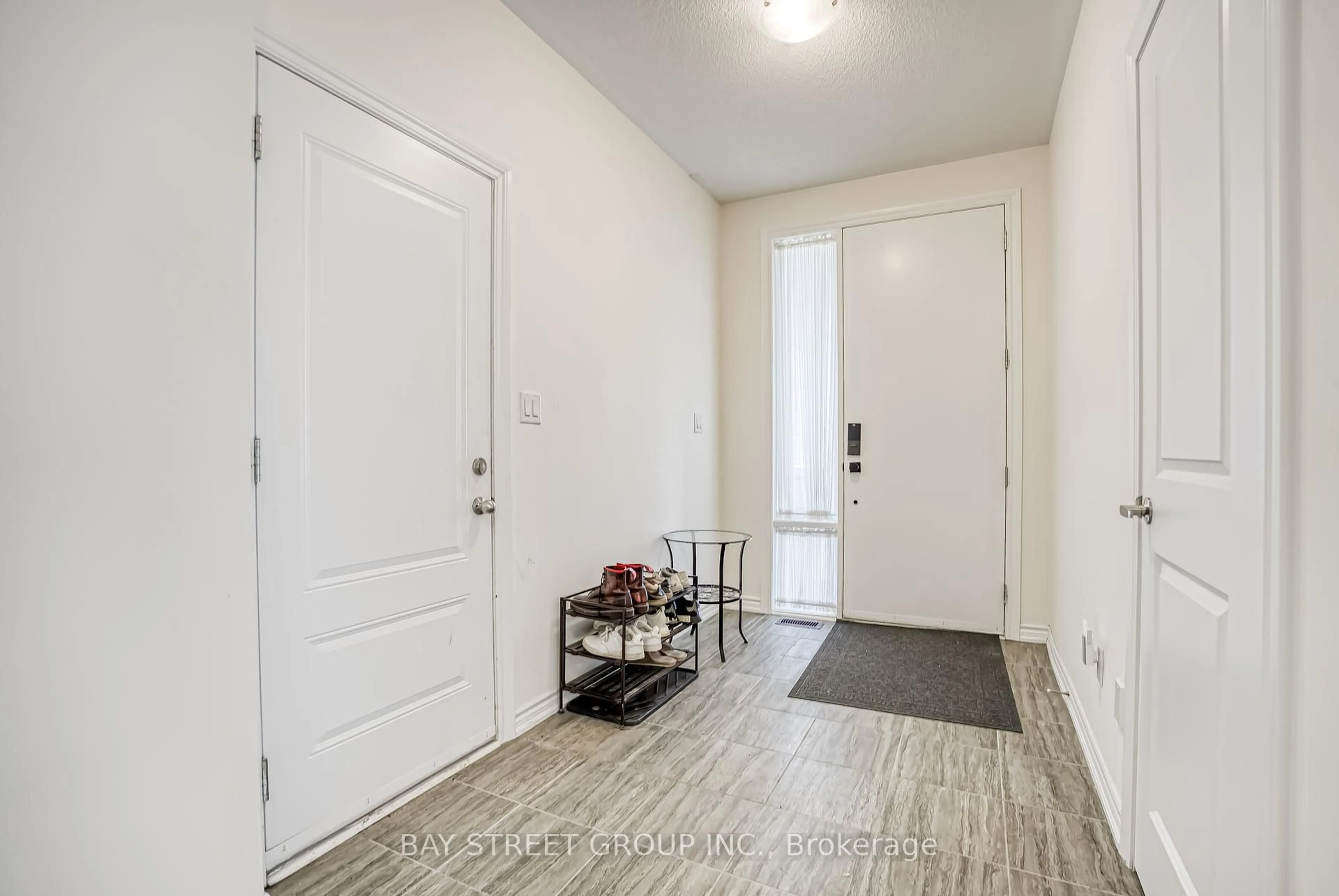Indoor entryway for 1 Breyworth Rd, Markham Ontario L6C 0Z5