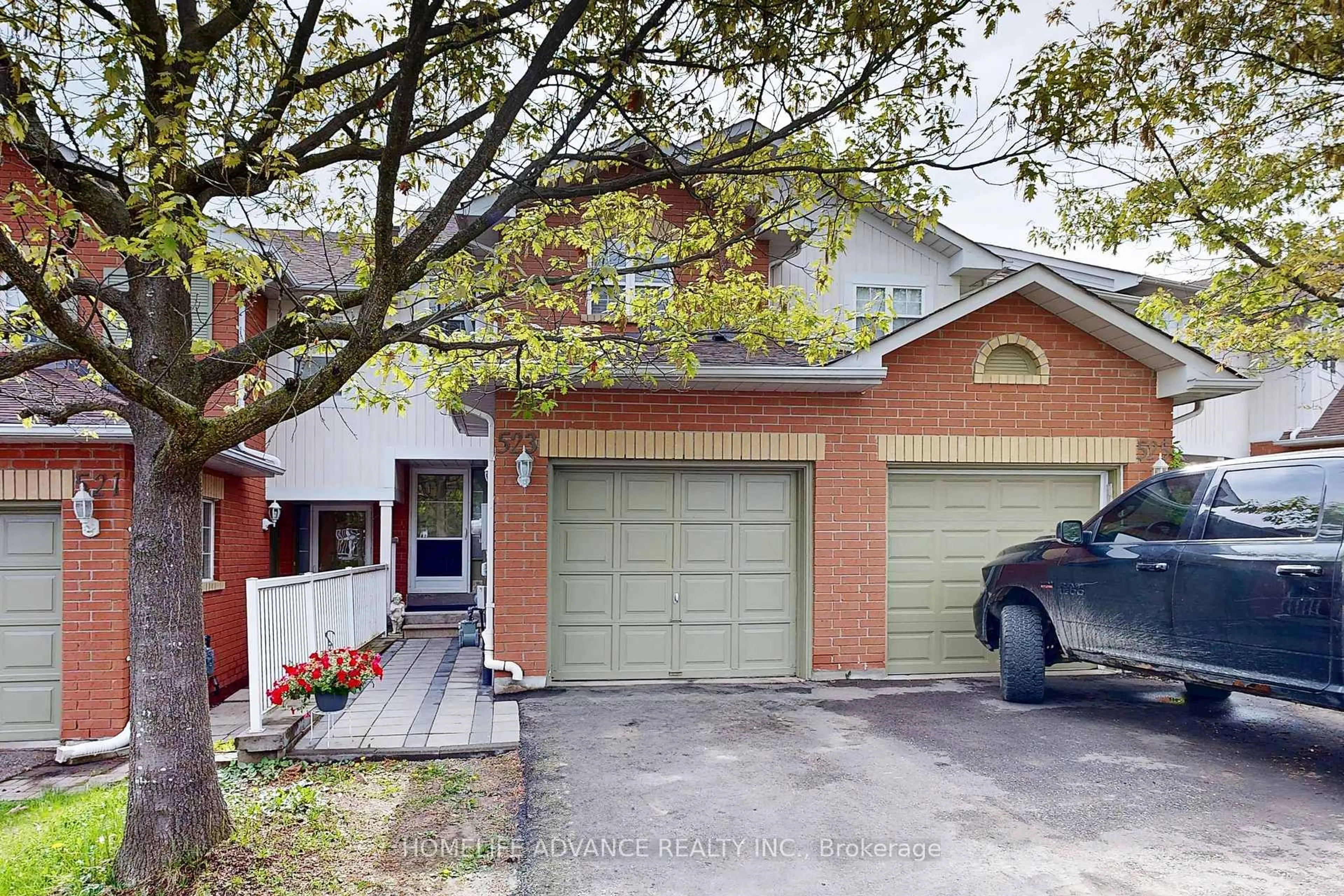 Home with brick exterior material, street for 523 Winkworth Crt, Newmarket Ontario L3Y 8R2