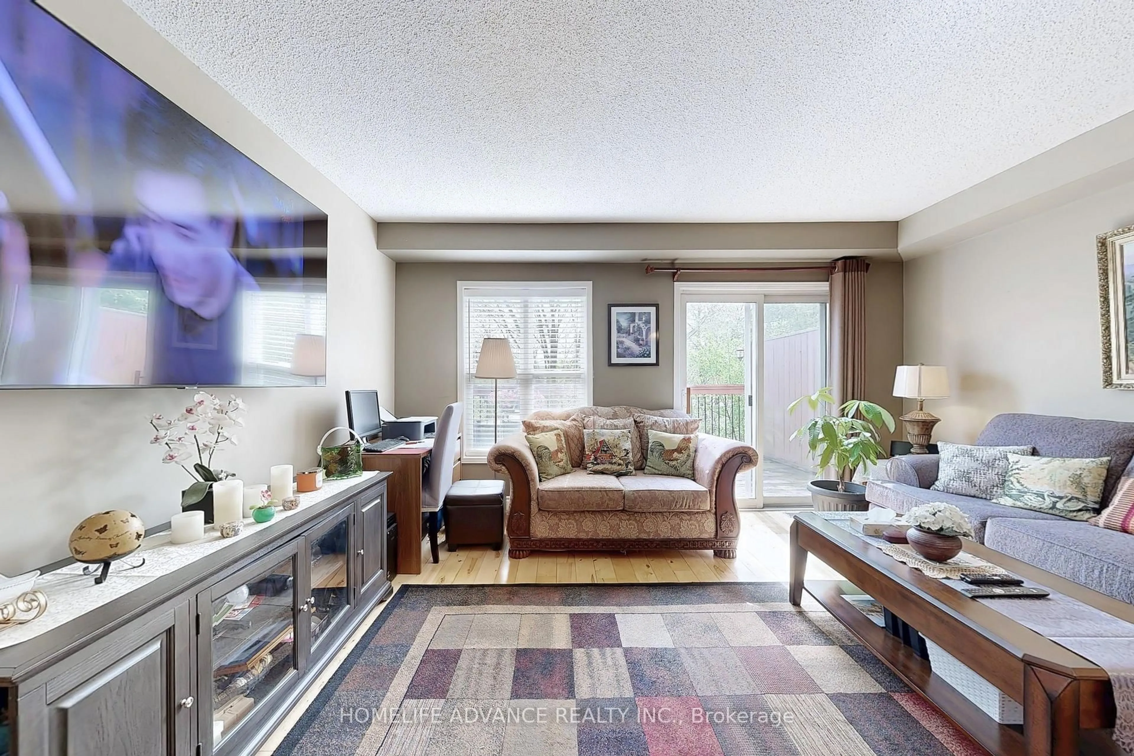Living room with furniture, unknown for 523 Winkworth Crt, Newmarket Ontario L3Y 8R2