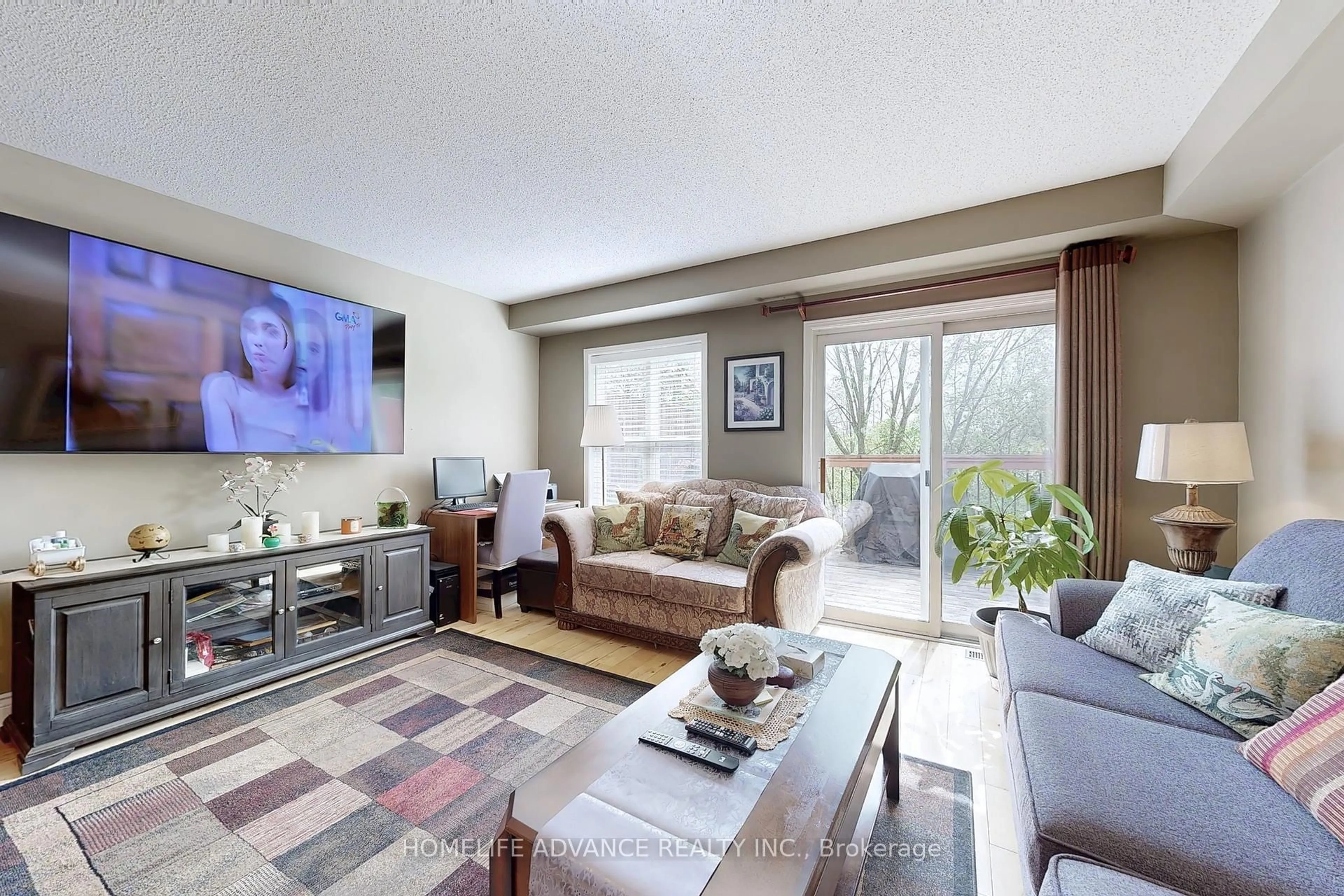 Living room with furniture, unknown for 523 Winkworth Crt, Newmarket Ontario L3Y 8R2