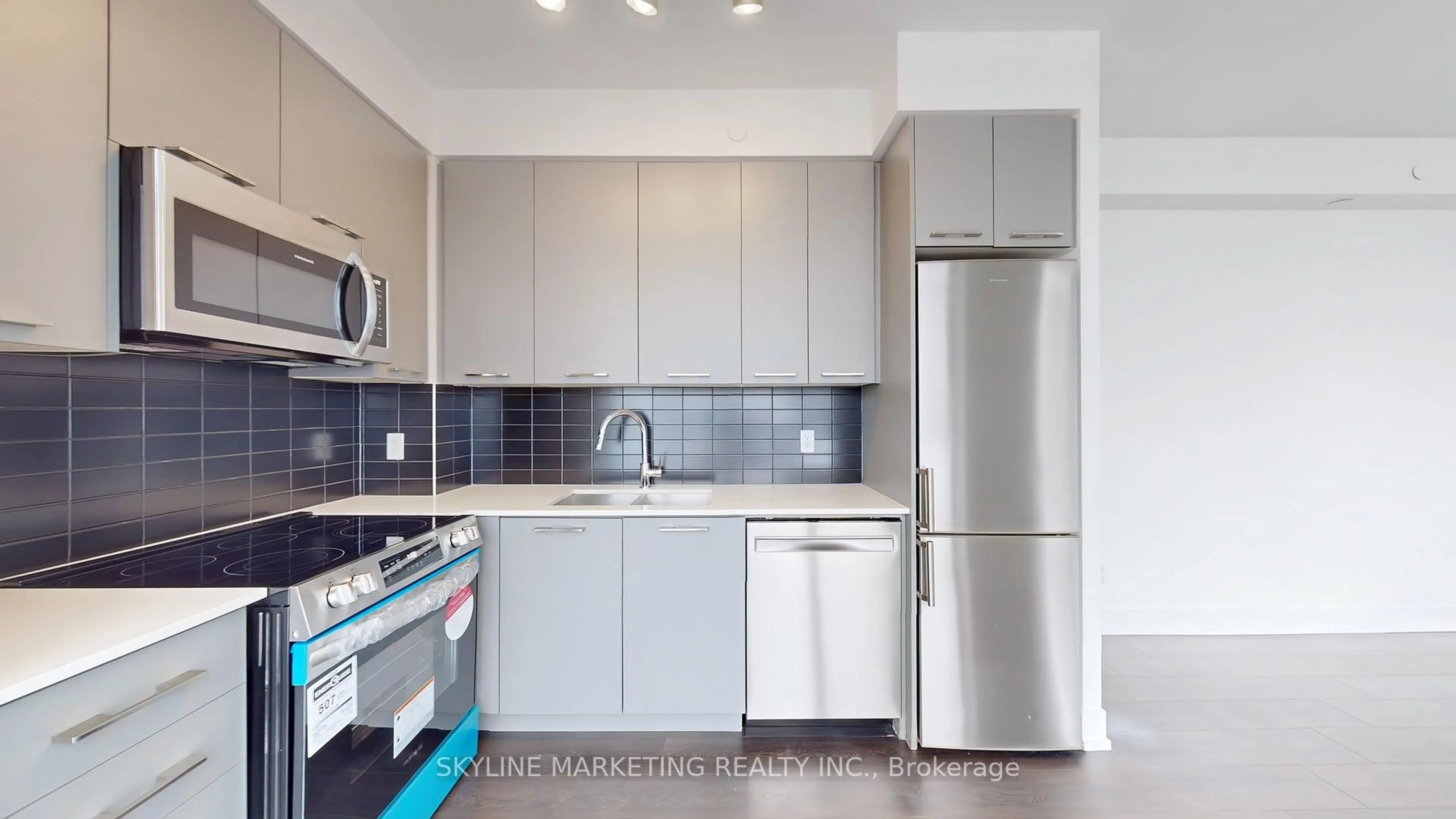 Standard kitchen, unknown for 9471 Yonge St #604, Richmond Hill Ontario L4C 0Z5
