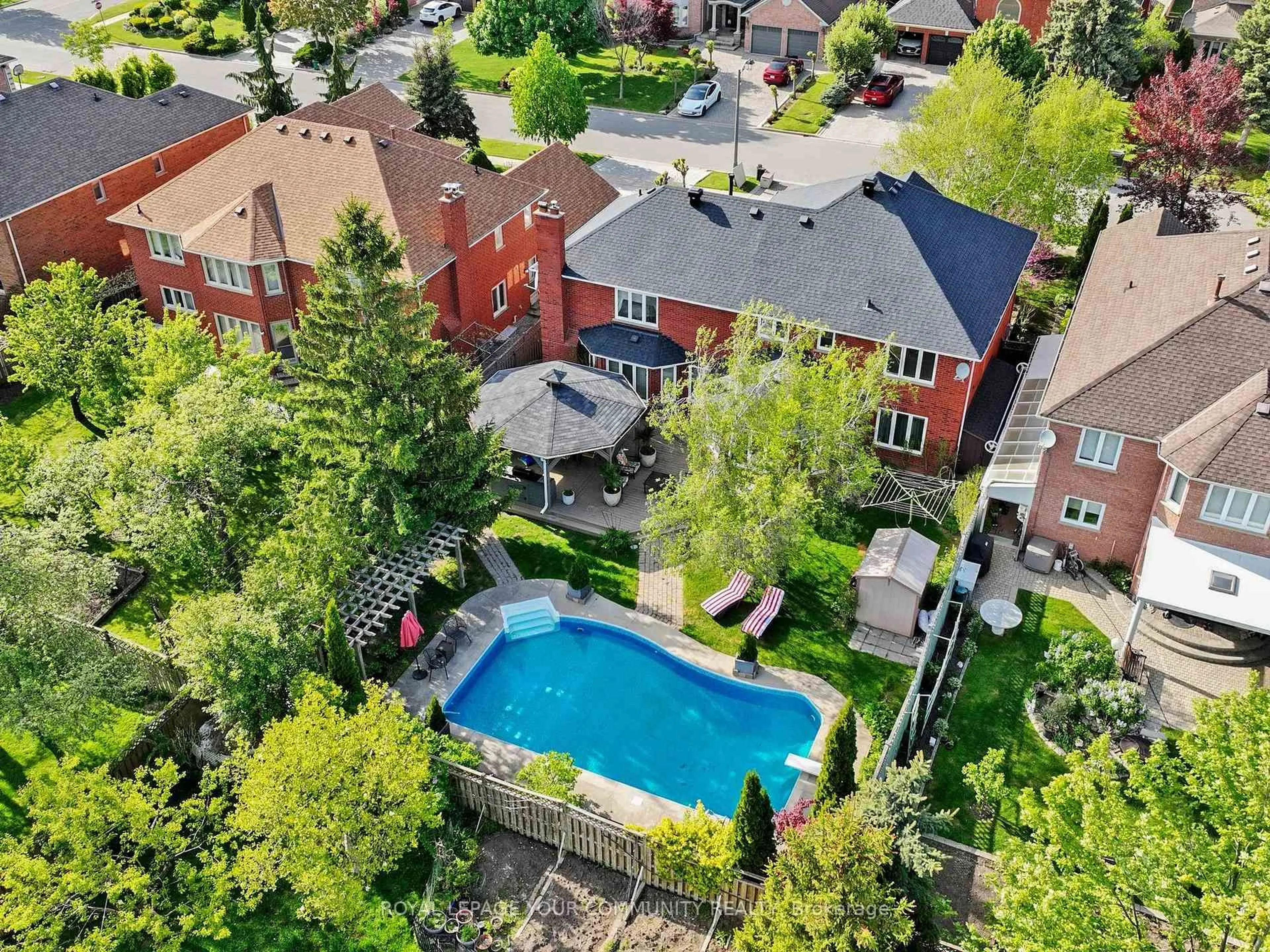 A pic from outside/outdoor area/front of a property/back of a property/a pic from drone, city buildings view from balcony for 123 Kingsnorth Blvd, Vaughan Ontario L4L 8J6