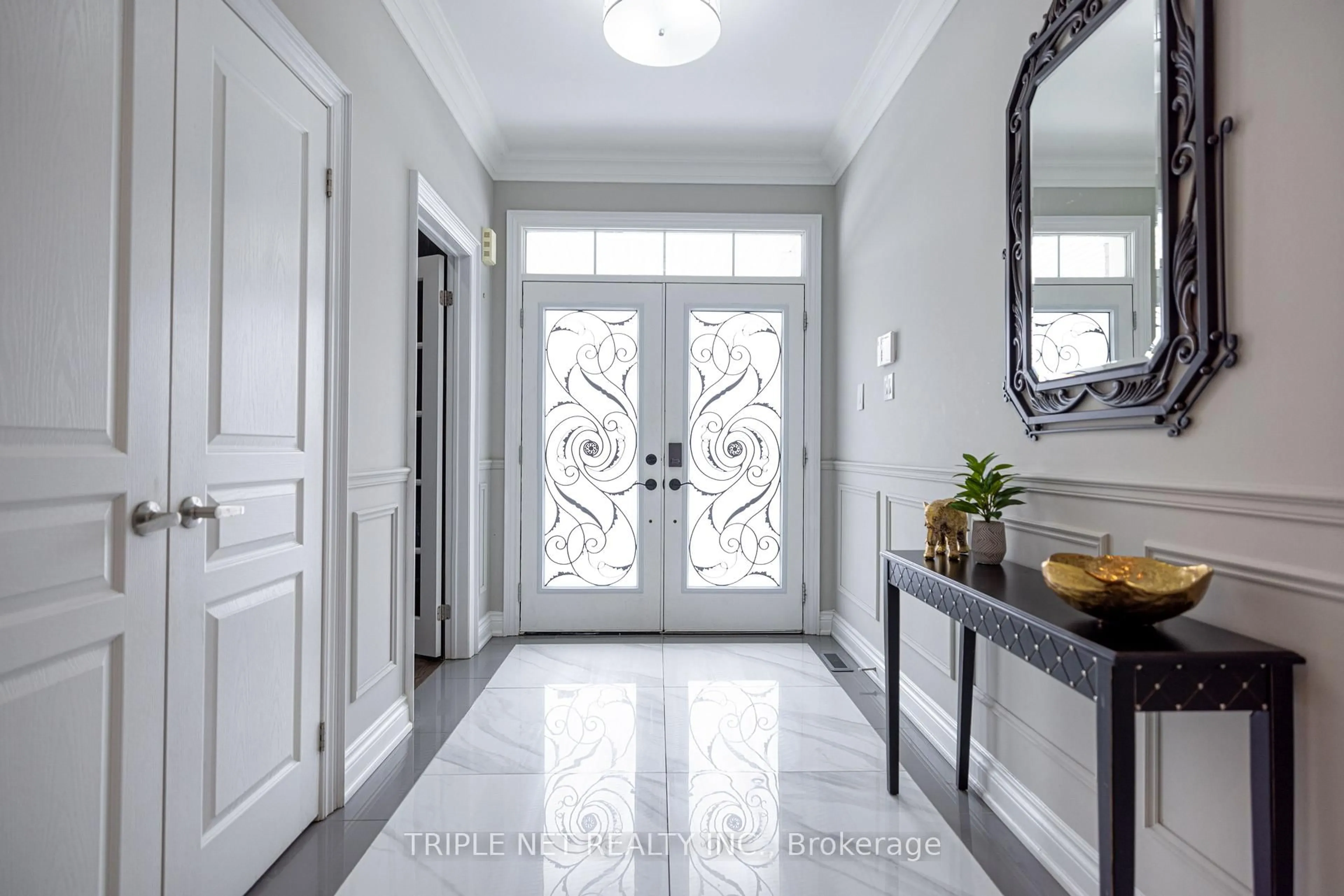 Indoor entryway for 16 Roy Rd, New Tecumseth Ontario L0G 1W0