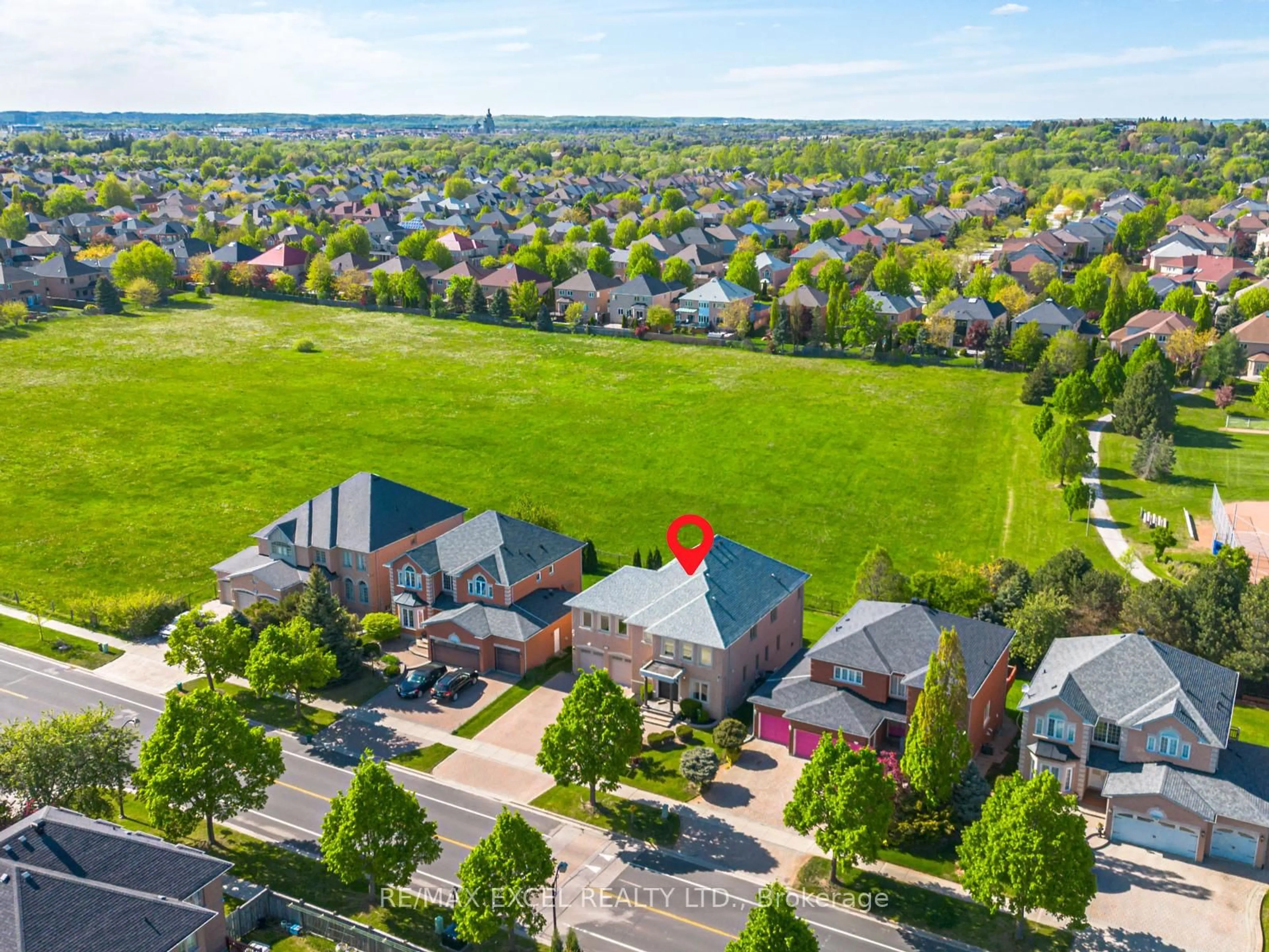 A pic from outside/outdoor area/front of a property/back of a property/a pic from drone, street for 332 Calvert Rd, Markham Ontario L6C 1Y2