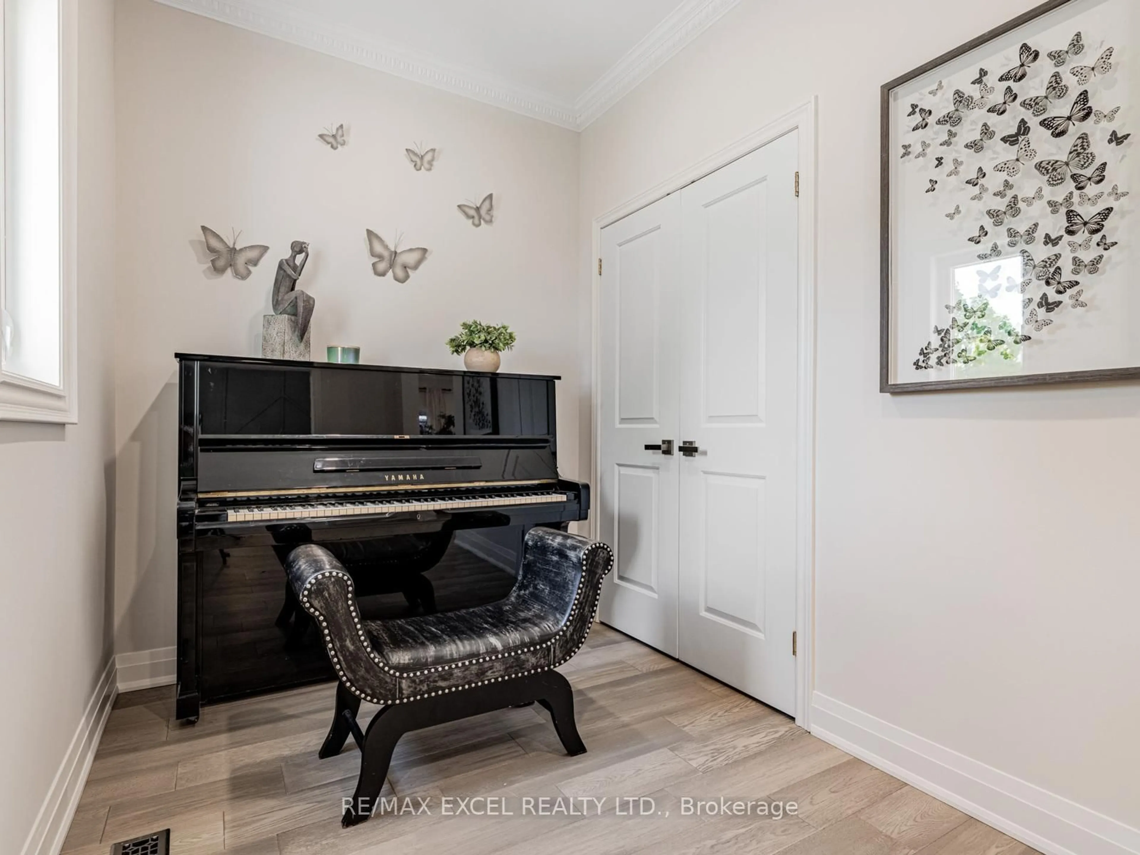 Indoor entryway for 332 Calvert Rd, Markham Ontario L6C 1Y2
