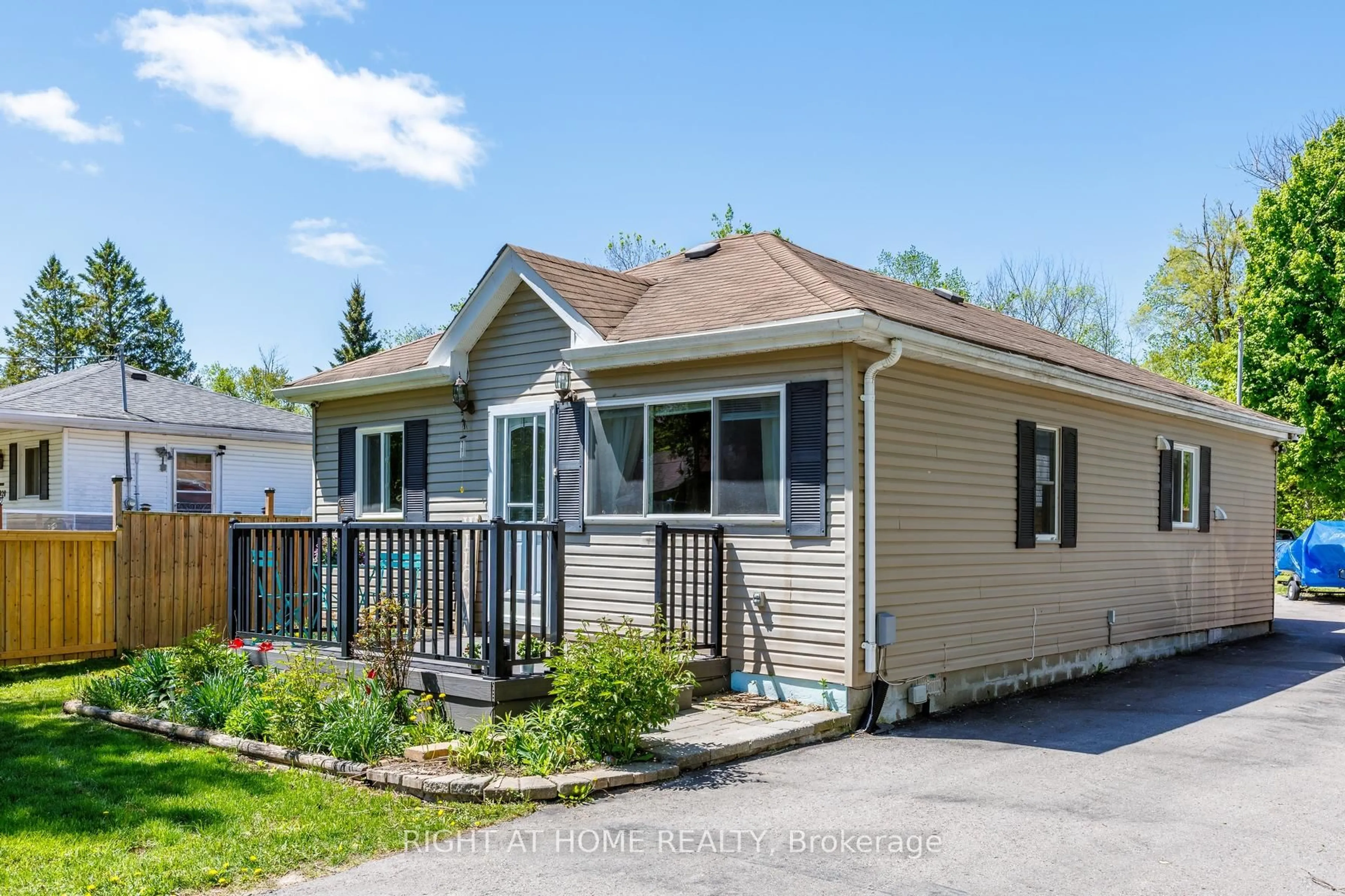 Home with vinyl exterior material, street for 1024 Ferrier Ave, Innisfil Ontario L0L 1W0