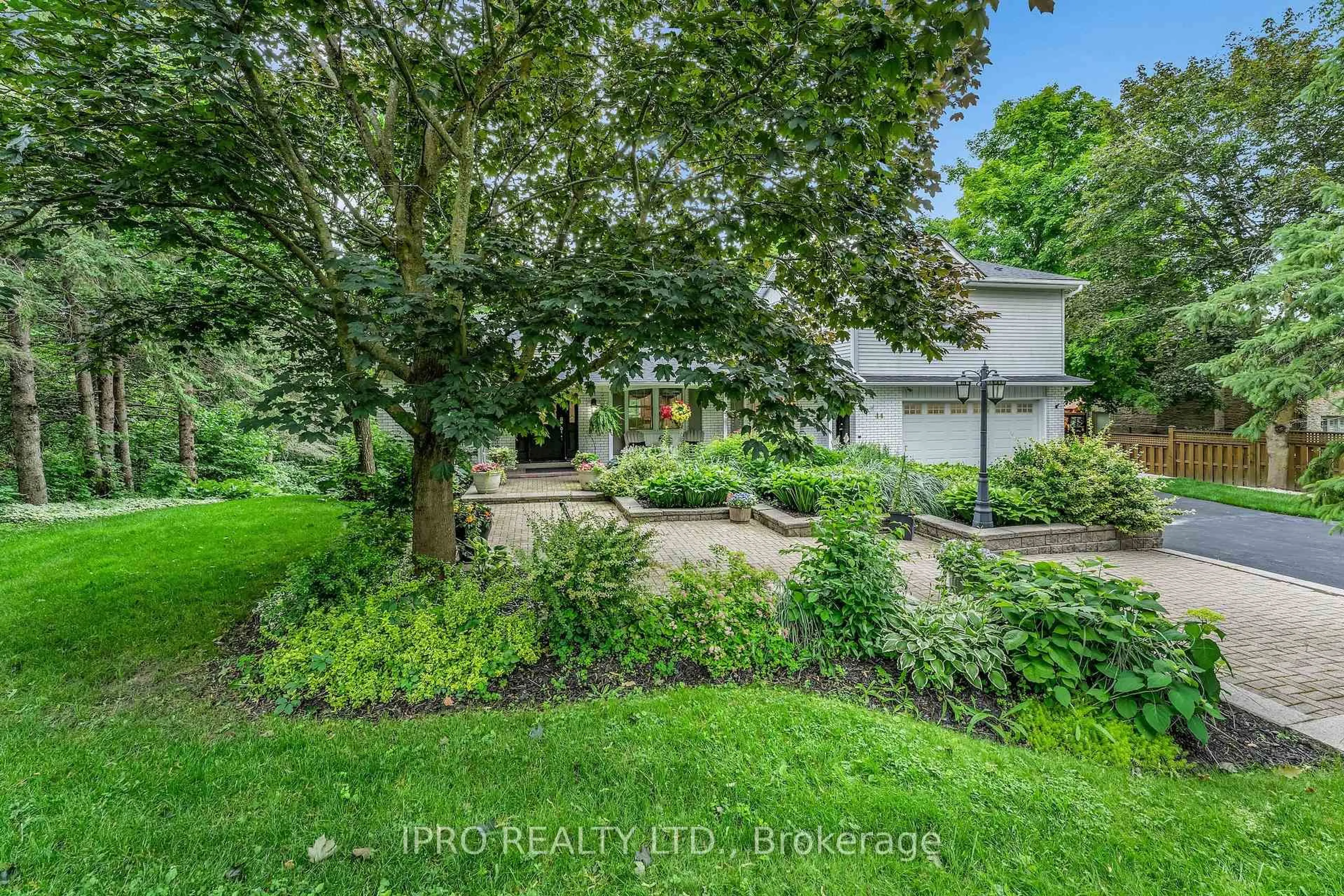 A pic from outside/outdoor area/front of a property/back of a property/a pic from drone, street for 44 Rodcliff Rd, New Tecumseth Ontario L0G 1W0