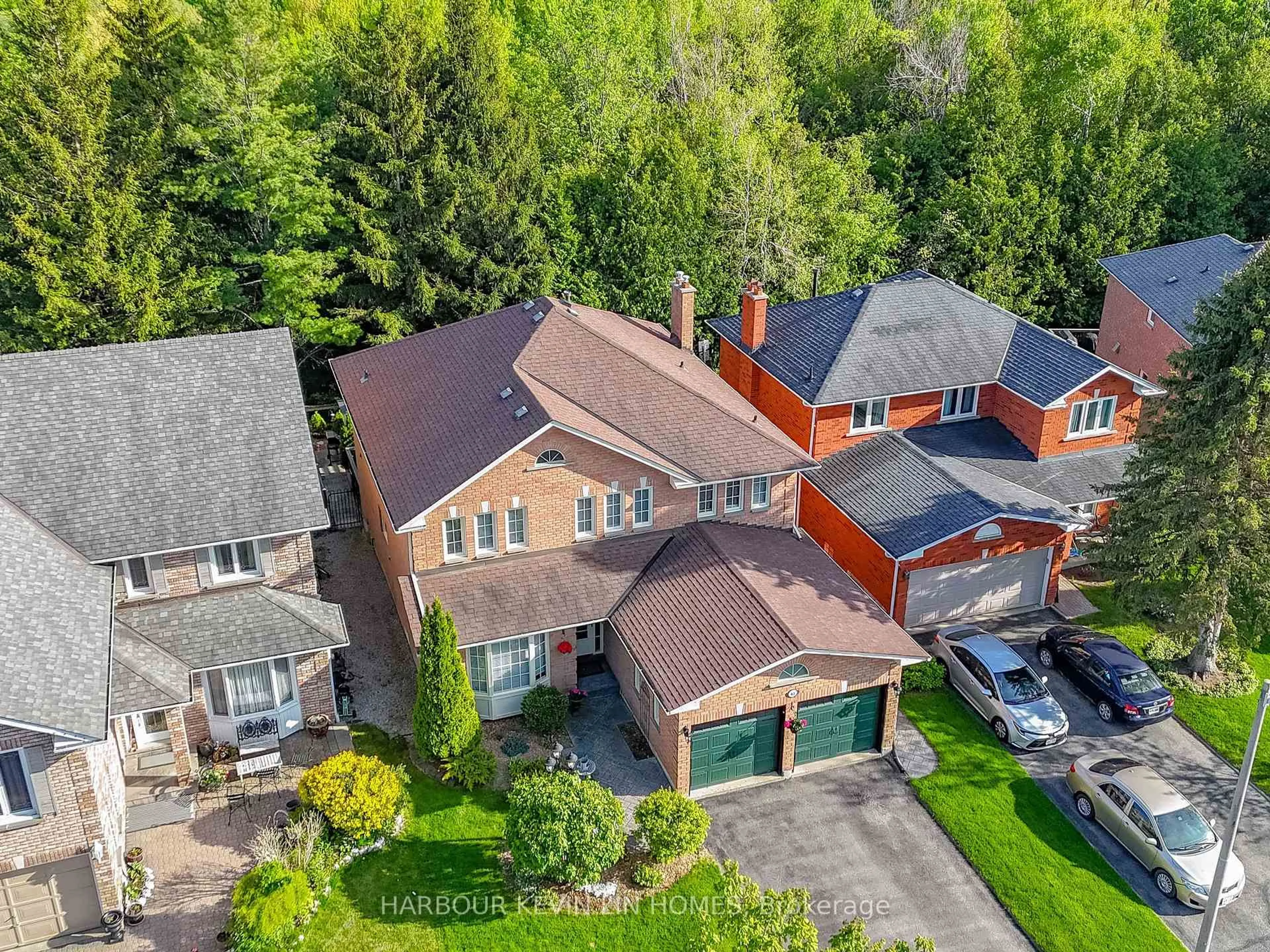 A pic from outside/outdoor area/front of a property/back of a property/a pic from drone, street for 43 Summitcrest Dr, Richmond Hill Ontario L4S 1A7