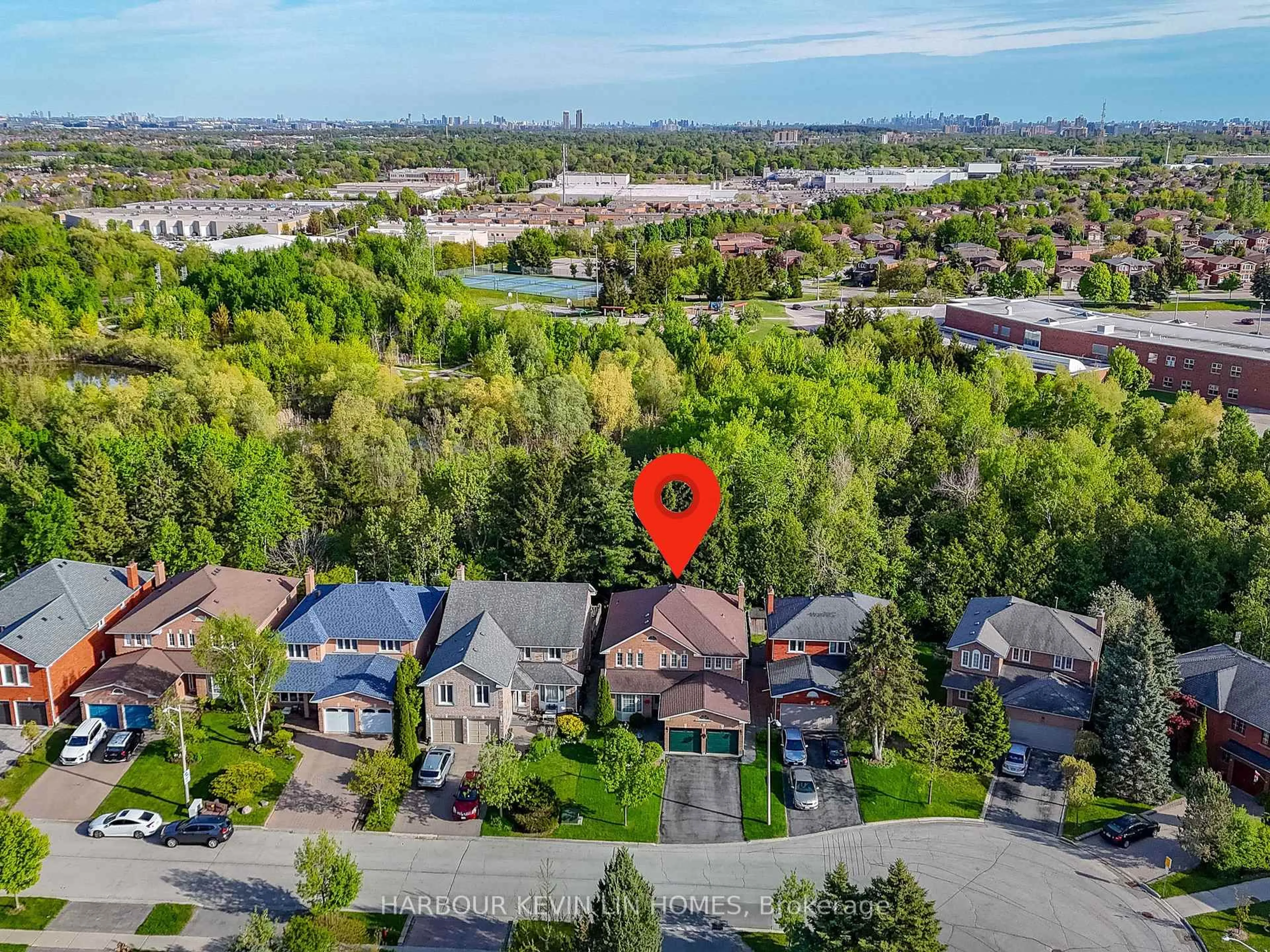 A pic from outside/outdoor area/front of a property/back of a property/a pic from drone, street for 43 Summitcrest Dr, Richmond Hill Ontario L4S 1A7