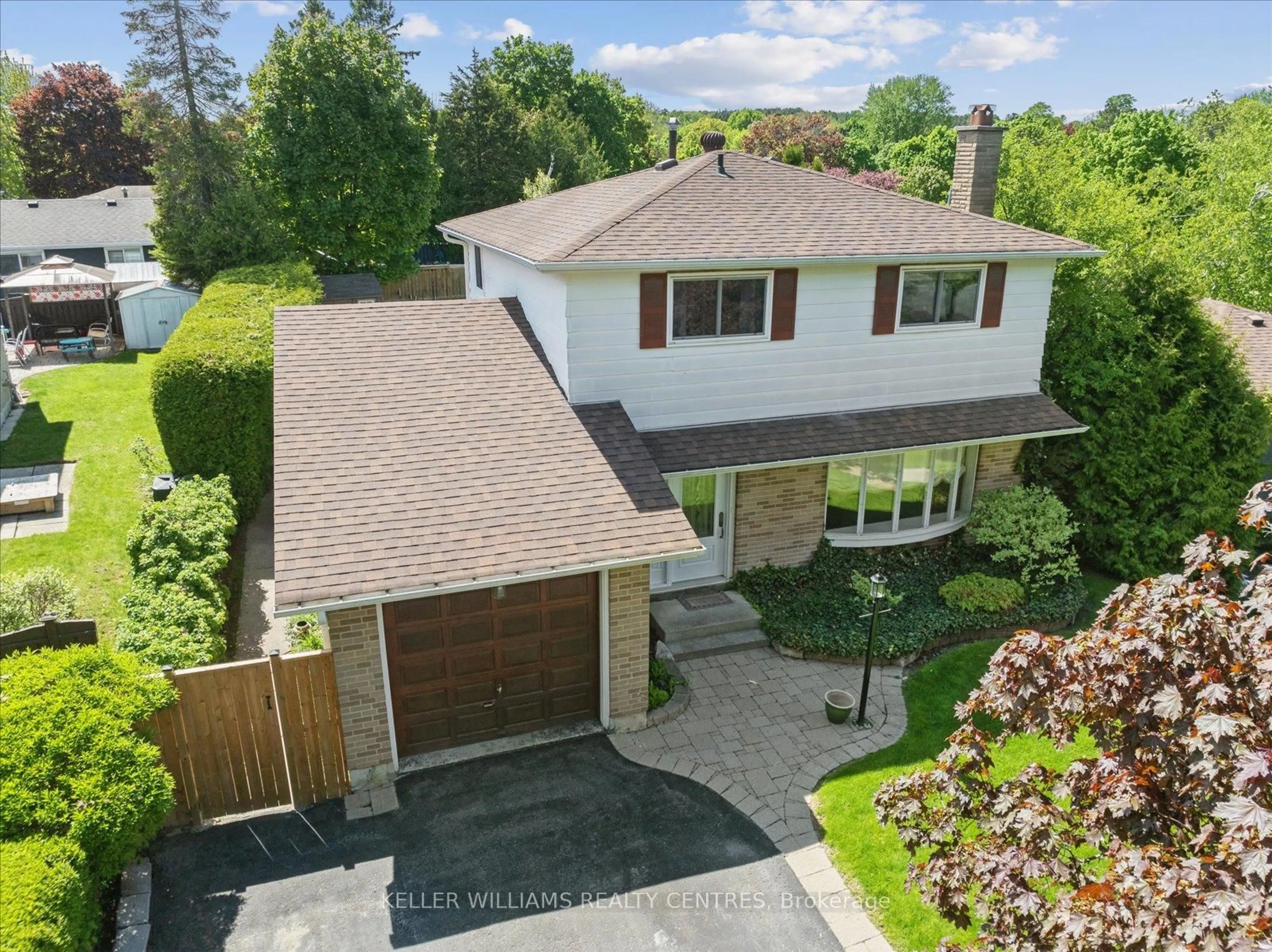 A pic from outside/outdoor area/front of a property/back of a property/a pic from drone, street for 30 Laurentide Ave, Aurora Ontario L4G 3B5