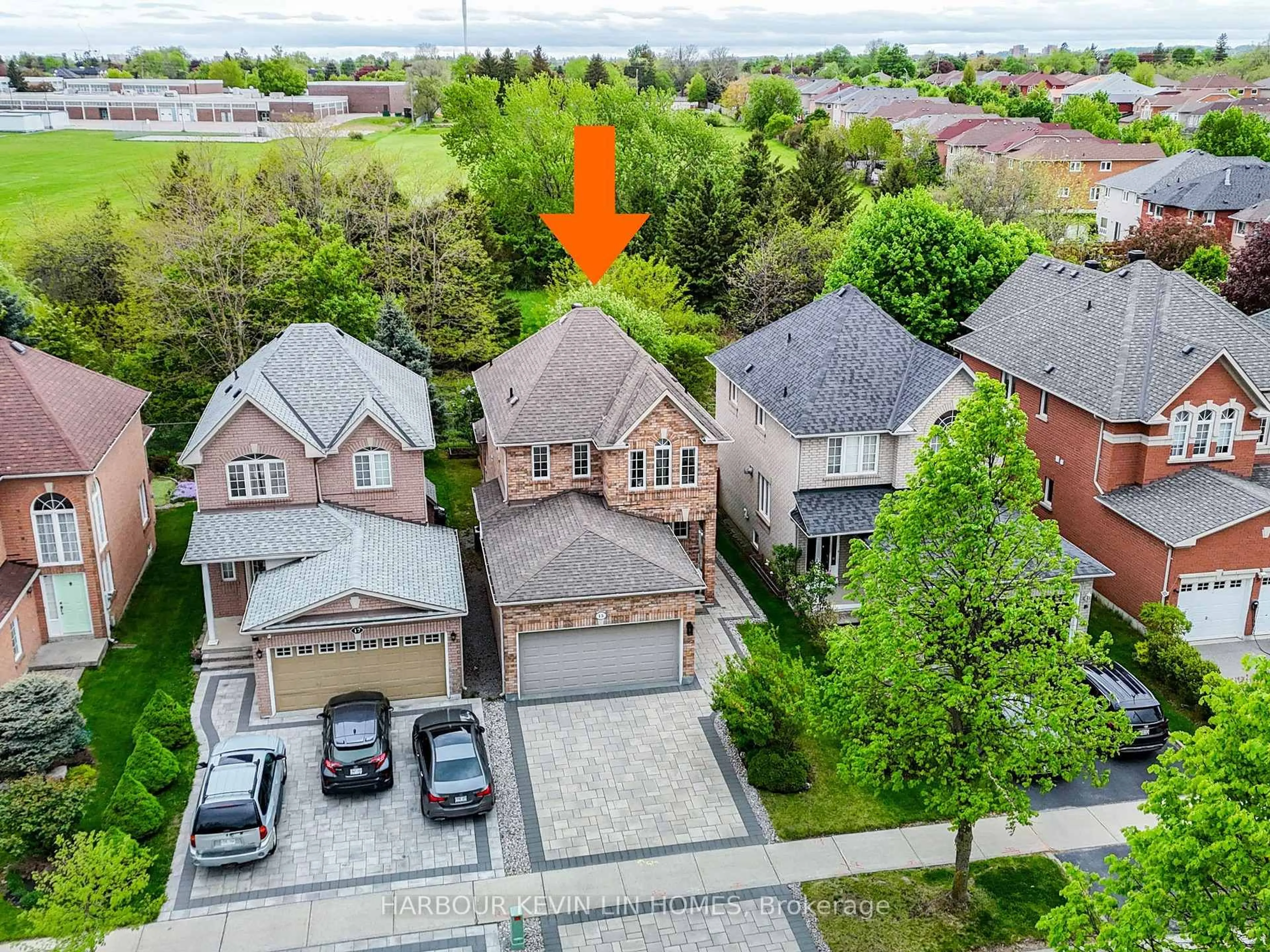 A pic from outside/outdoor area/front of a property/back of a property/a pic from drone, street for 15 Rushingbrook Dr, Richmond Hill Ontario L4S 1W6