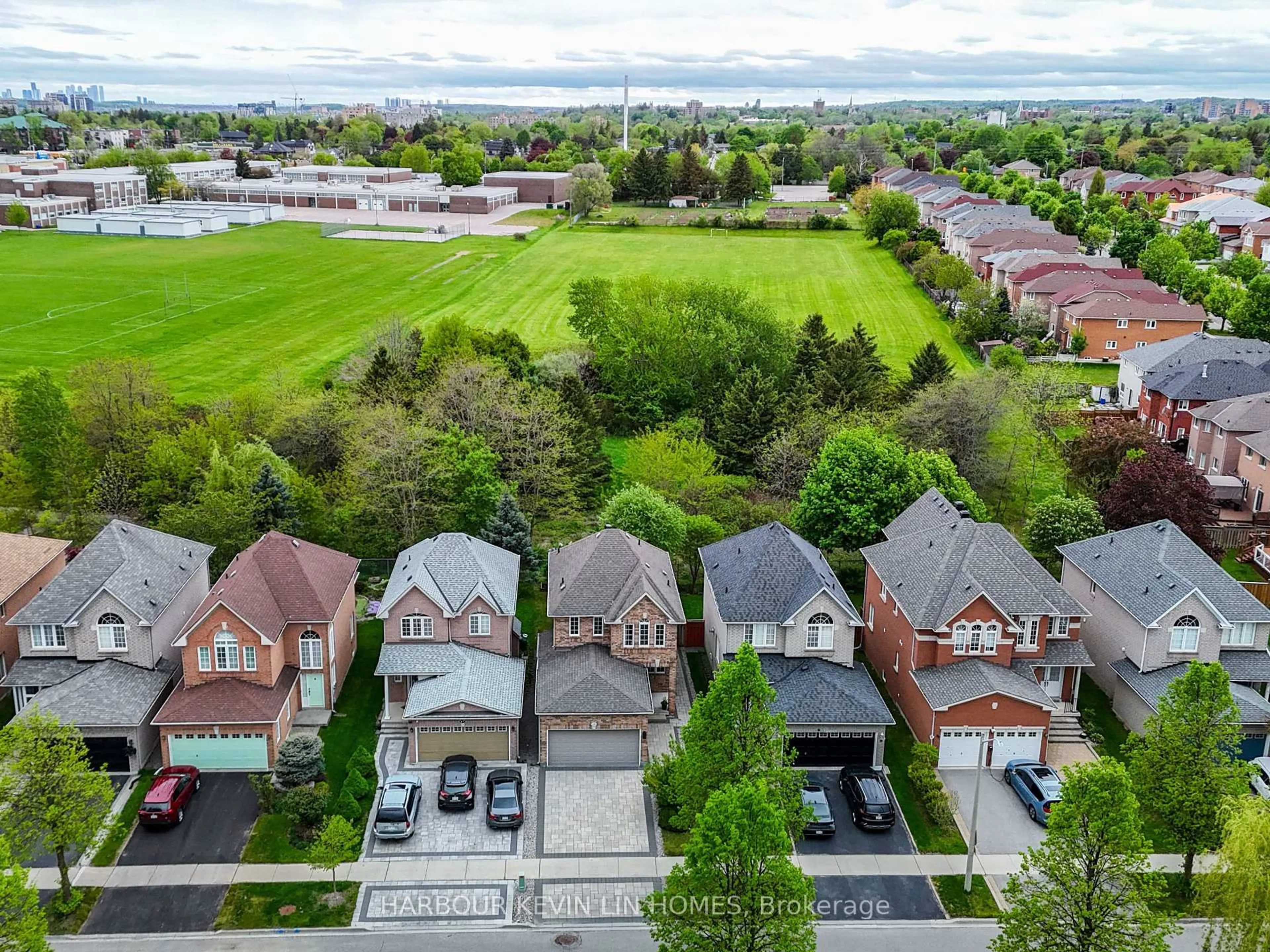 A pic from outside/outdoor area/front of a property/back of a property/a pic from drone, street for 15 Rushingbrook Dr, Richmond Hill Ontario L4S 1W6